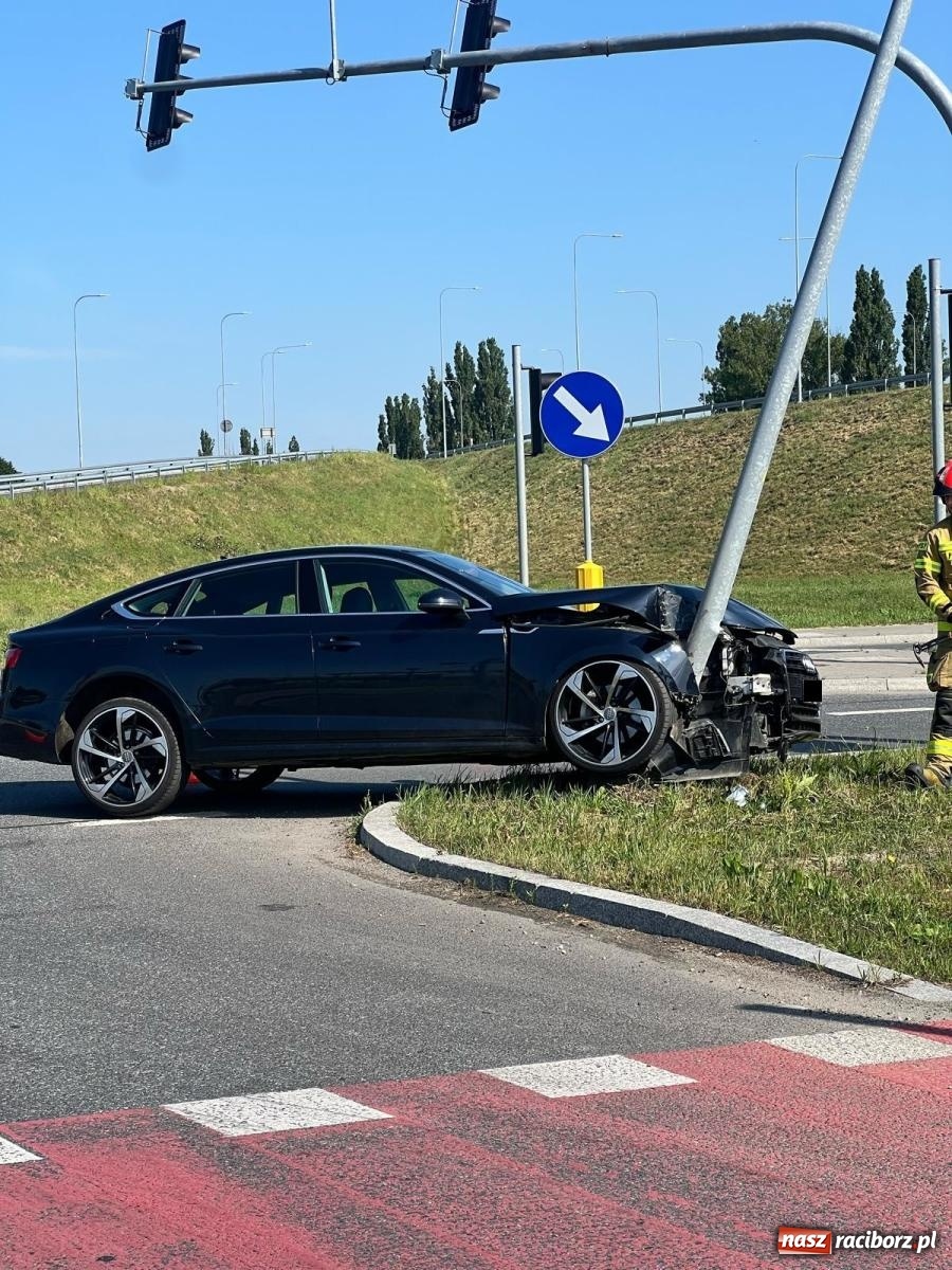Zdjęcie w galerii na portalu naszraciborz.pl: Kolizja na Rudzkiej. Kierujący audi chciał uniknąć zderzenia z fordem [FOTO] wiadomości z regionu