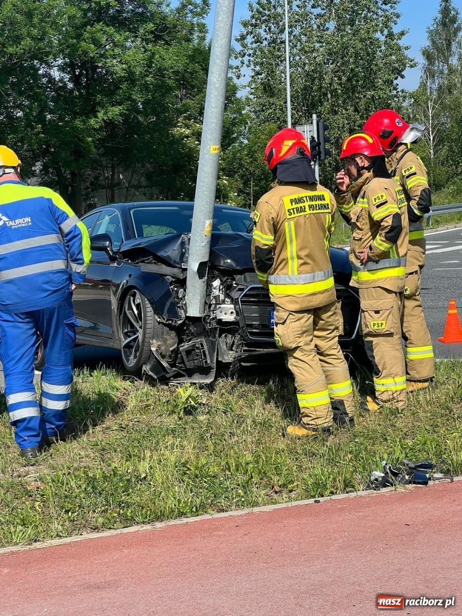 Zdjęcie w galerii na portalu naszraciborz.pl: Kolizja na Rudzkiej. Kierujący audi chciał uniknąć zderzenia z fordem [FOTO] wiadomości z regionu