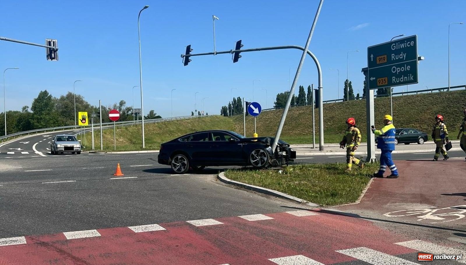 Zdjęcie w galerii na portalu naszraciborz.pl: Kolizja na Rudzkiej. Kierujący audi chciał uniknąć zderzenia z fordem [FOTO] wiadomości z regionu