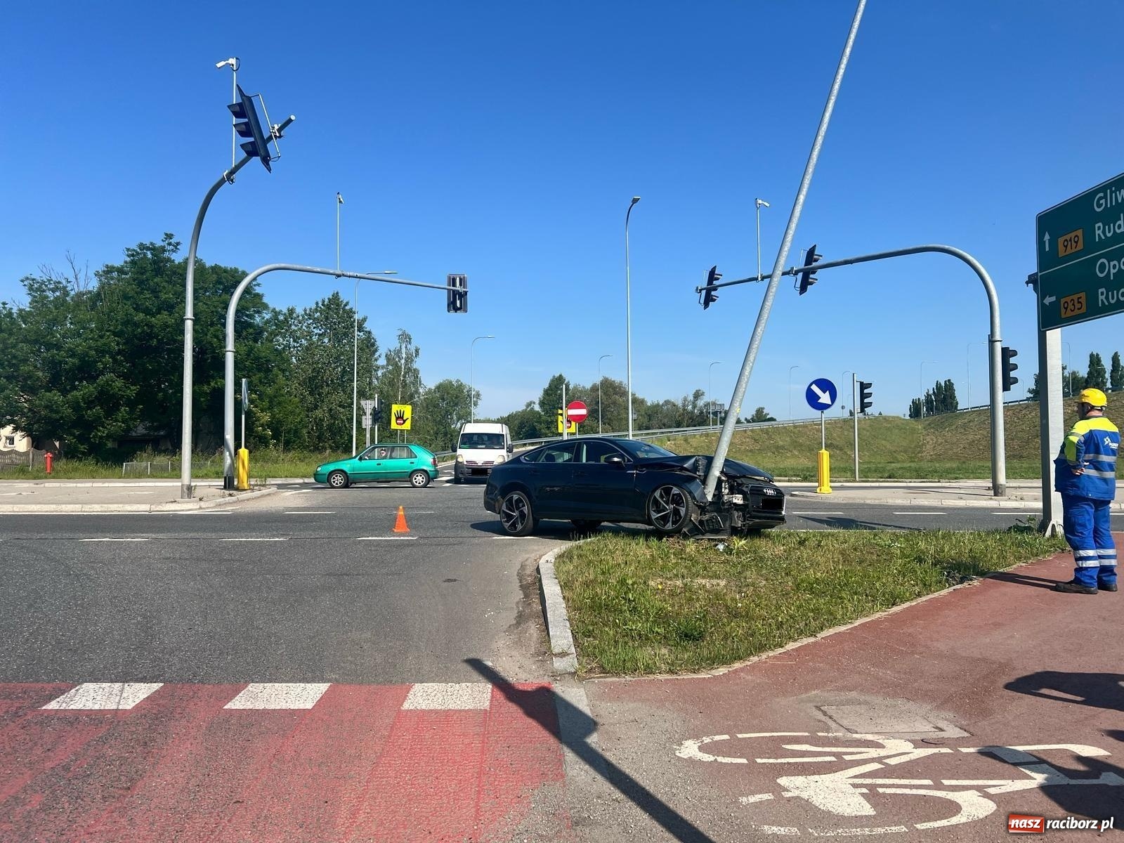 Zdjęcie w galerii na portalu naszraciborz.pl: Kolizja na Rudzkiej. Kierujący audi chciał uniknąć zderzenia z fordem [FOTO] wiadomości z regionu