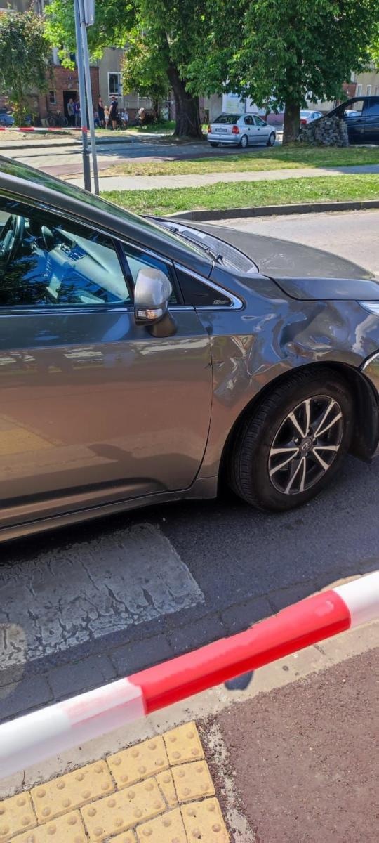 Zdjęcie w galerii na portalu naszraciborz.pl: Groźne zdarzenie drogowe na Ocickiej. Rowerzysta uderzył w toyotę [FOTO] wiadomości z regionu