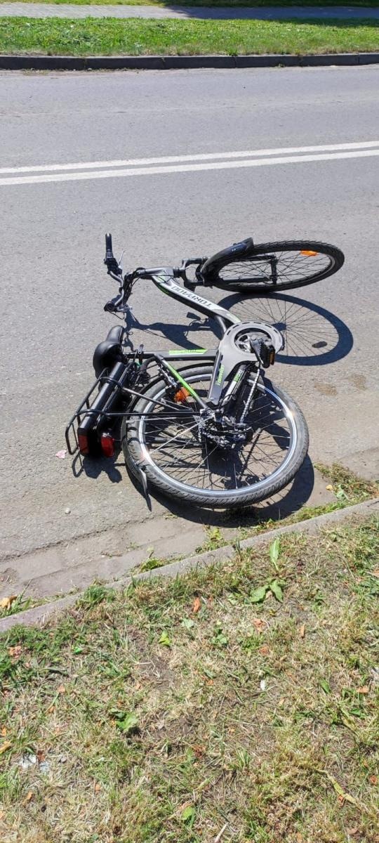 Zdjęcie w galerii na portalu naszraciborz.pl: Groźne zdarzenie drogowe na Ocickiej. Rowerzysta uderzył w toyotę [FOTO] wiadomości z regionu