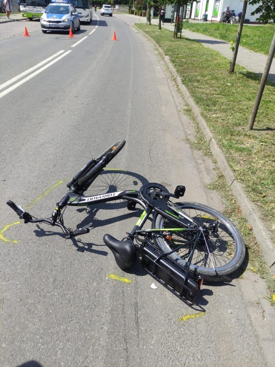 Zdjęcie w galerii na portalu naszraciborz.pl: Groźne zdarzenie drogowe na Ocickiej. Rowerzysta uderzył w toyotę [FOTO] wiadomości z regionu