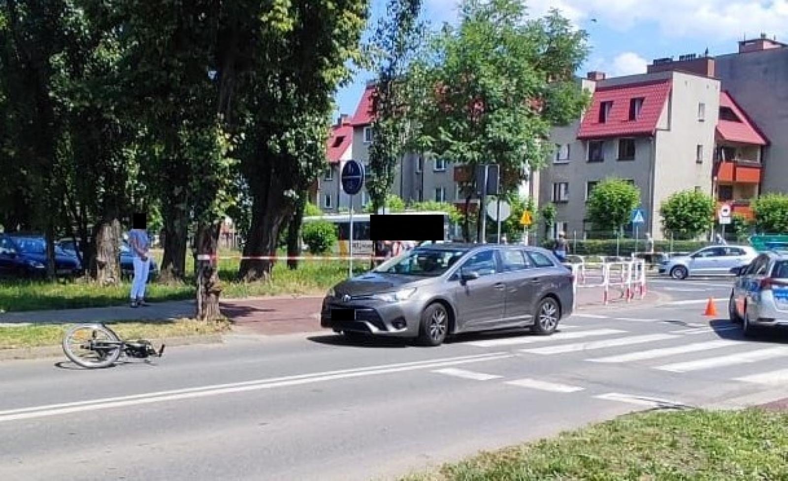 Zdjęcie w galerii na portalu naszraciborz.pl: Groźne zdarzenie drogowe na Ocickiej. Rowerzysta uderzył w toyotę [FOTO] wiadomości z regionu