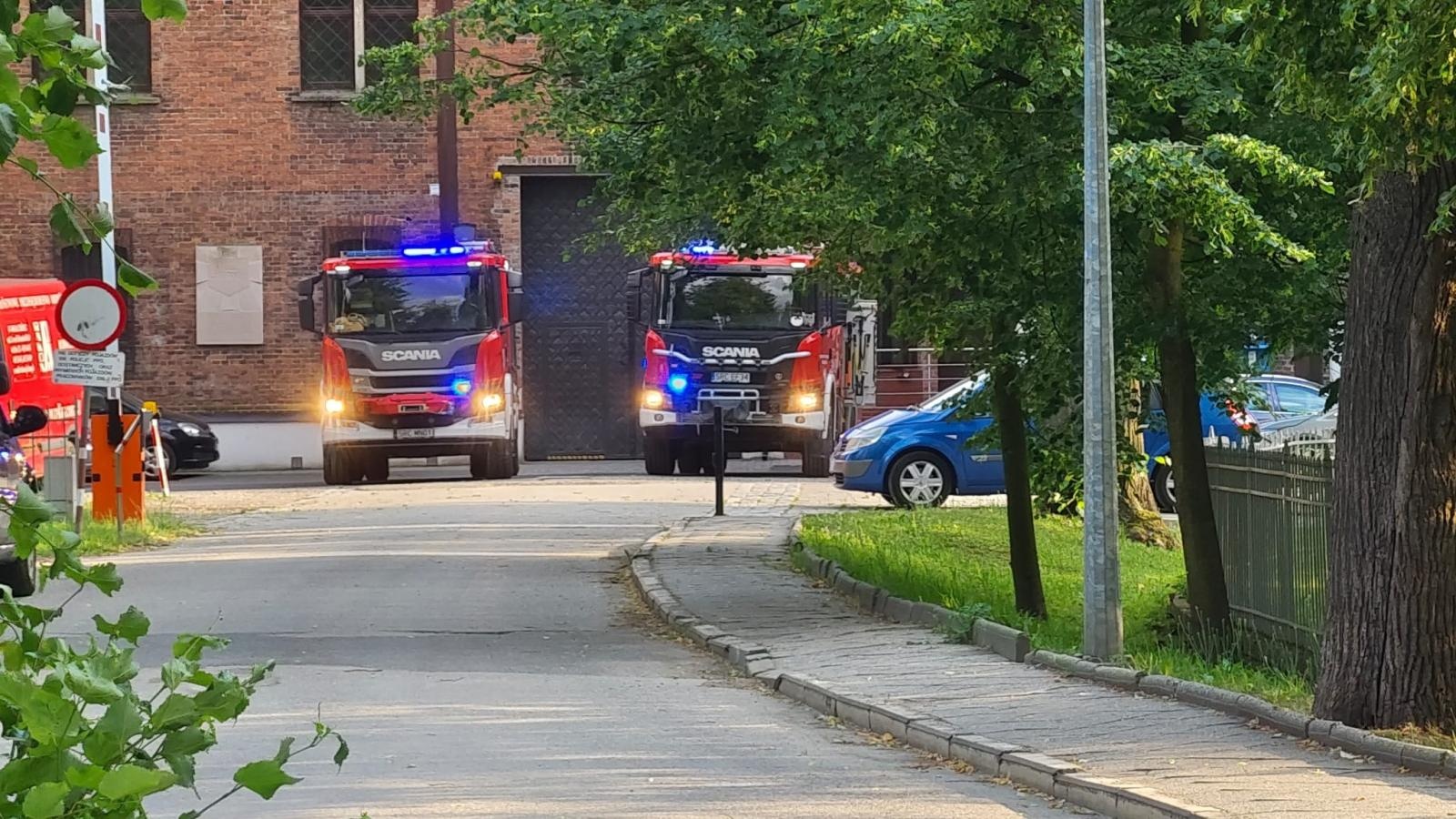 Zdjęcie w galerii na portalu naszraciborz.pl: Silny wiatr spowodował straty. Drzewo runęło na samochody przy raciborskim więzieniu [FOTO] wiadomości z regionu