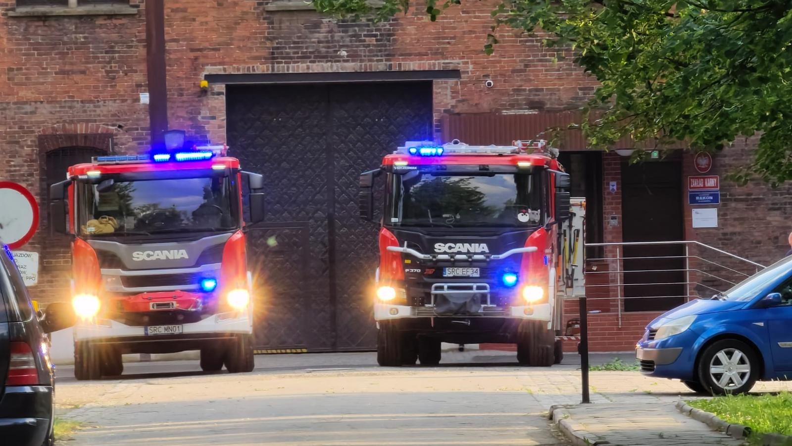 Zdjęcie w galerii na portalu naszraciborz.pl: Silny wiatr spowodował straty. Drzewo runęło na samochody przy raciborskim więzieniu [FOTO] wiadomości z regionu