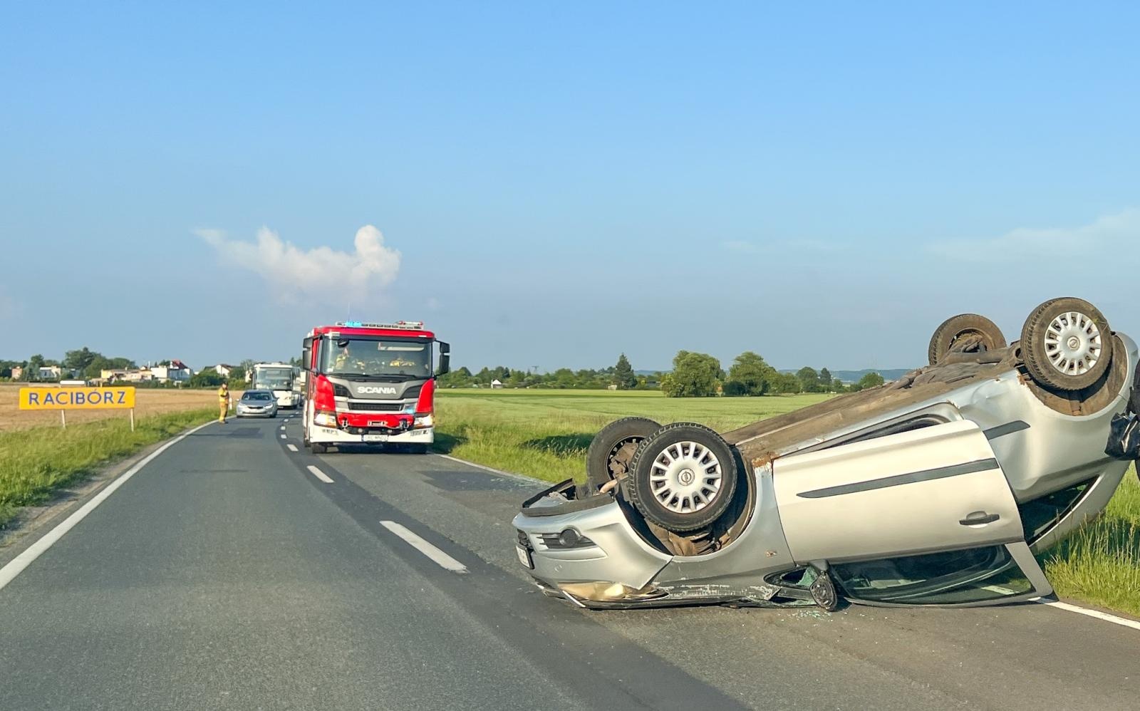 Zdjęcie w galerii na portalu naszraciborz.pl: Dachowanie corsy na trasie Racibórz-Wojnowice. Zawinił... pająk! wiadomości z regionu