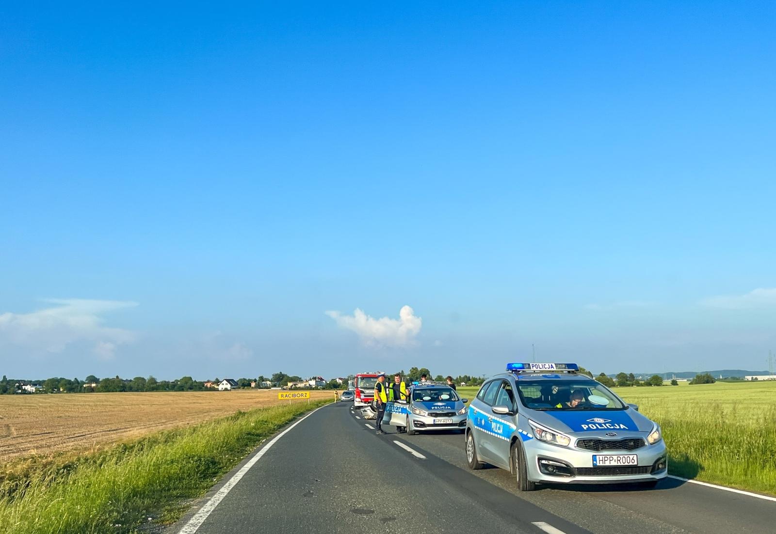 Zdjęcie w galerii na portalu naszraciborz.pl: Dachowanie corsy na trasie Racibórz-Wojnowice. Zawinił... pająk! wiadomości z regionu