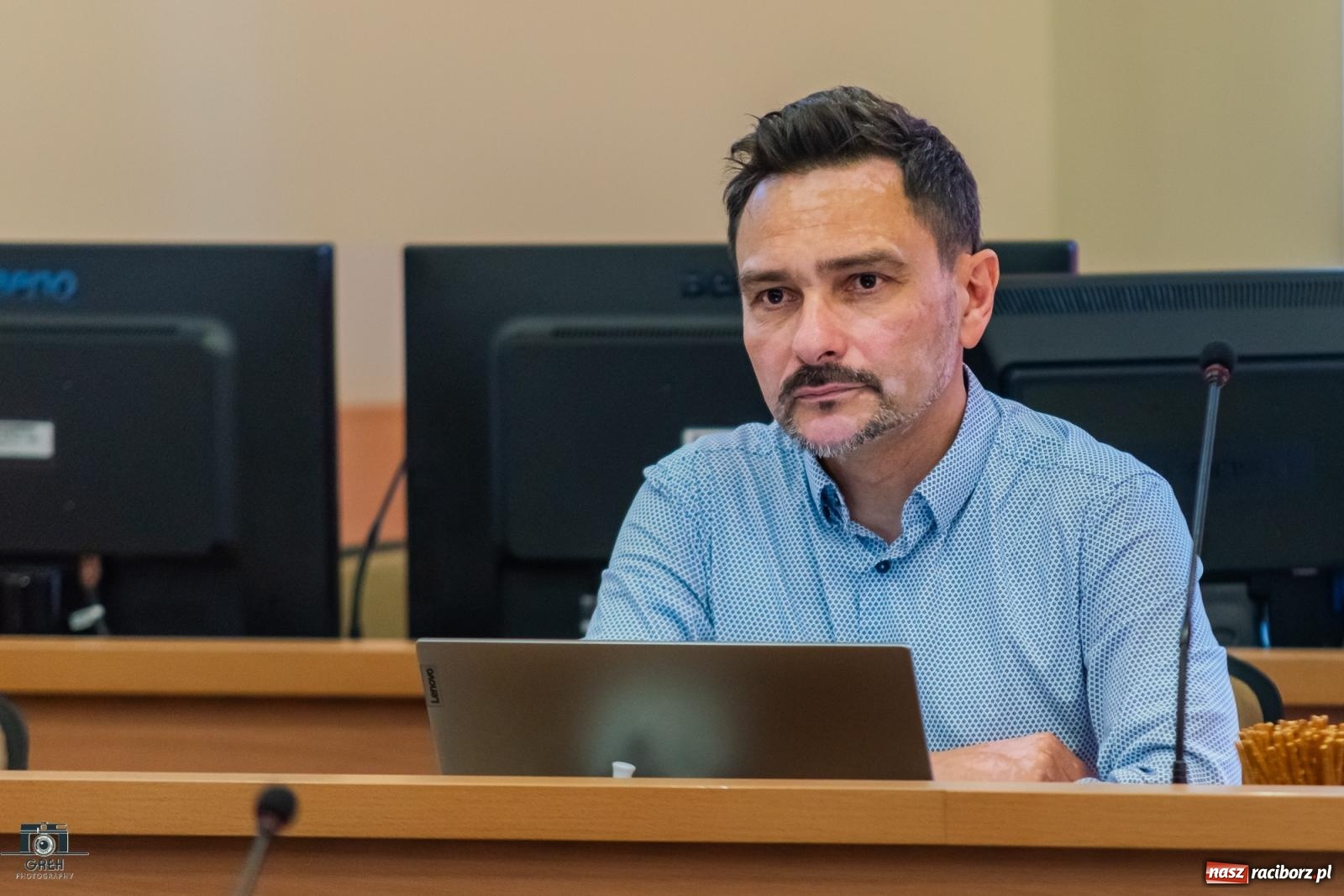 Zdjęcie w galerii na portalu naszraciborz.pl: Drogowskaz jak gorący kartofel. W ratuszu o walce z alkoholizmem i jego skutkami wiadomości z regionu