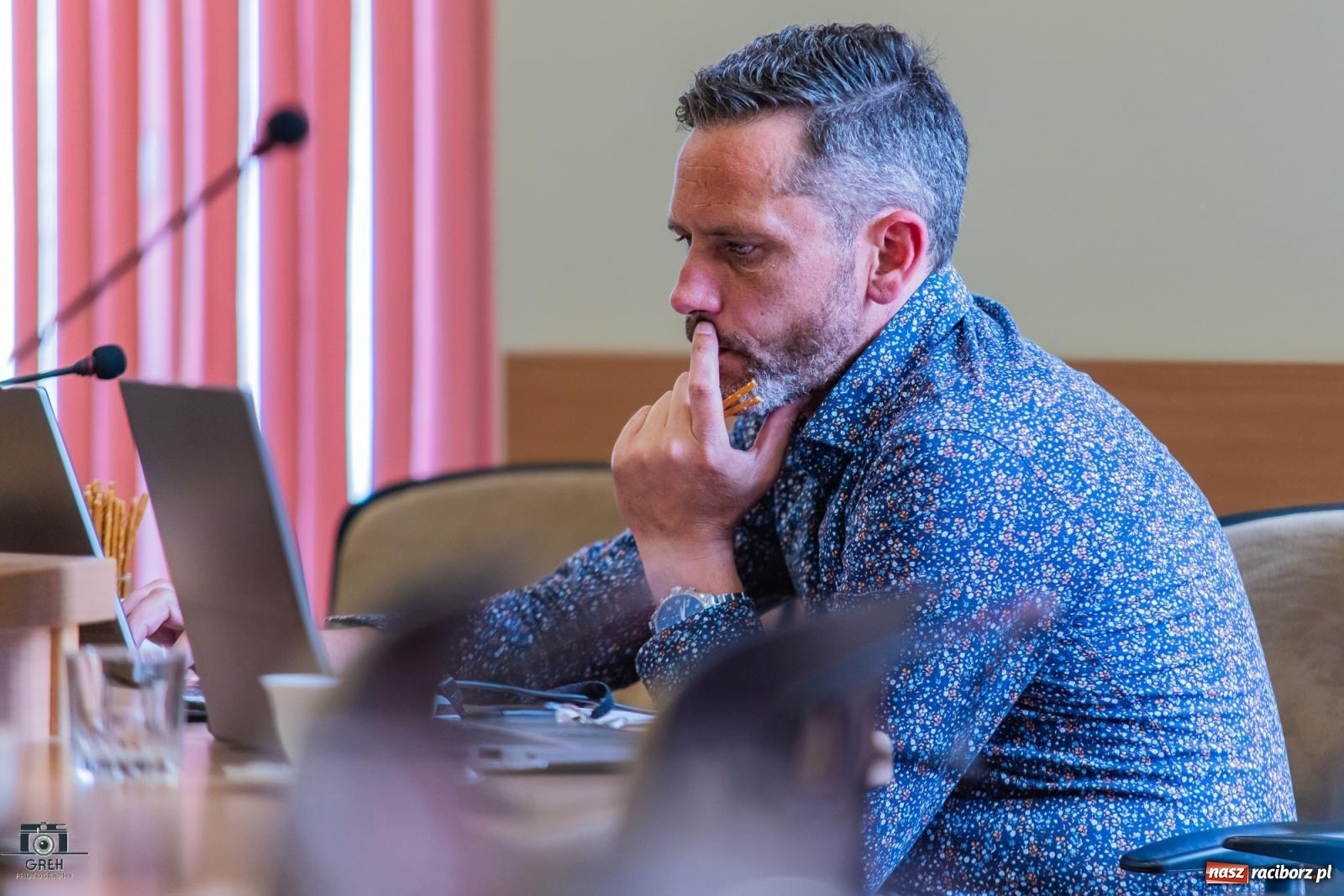 Zdjęcie w galerii na portalu naszraciborz.pl: Drogowskaz jak gorący kartofel. W ratuszu o walce z alkoholizmem i jego skutkami wiadomości z regionu