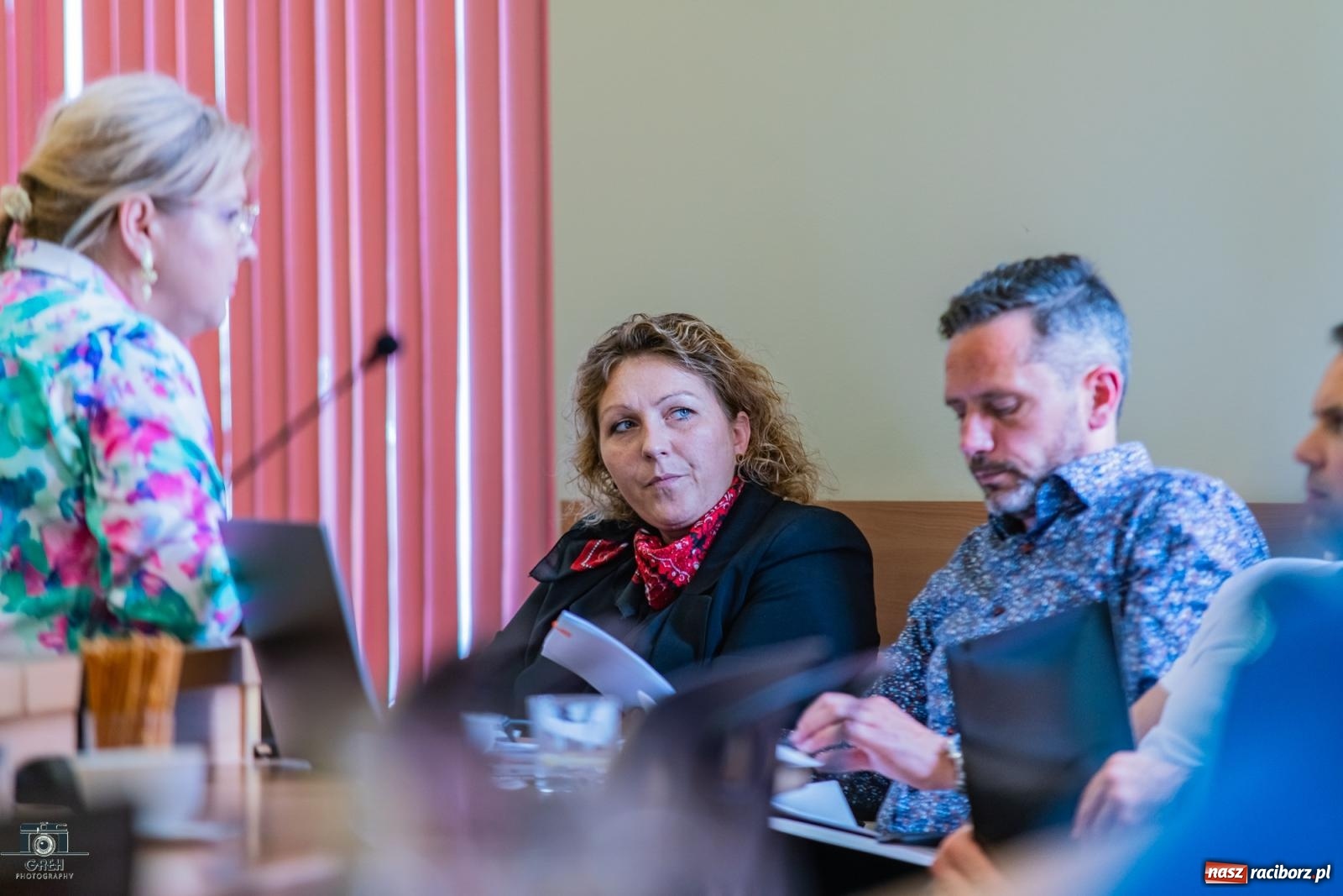 Zdjęcie w galerii na portalu naszraciborz.pl: Drogowskaz jak gorący kartofel. W ratuszu o walce z alkoholizmem i jego skutkami wiadomości z regionu