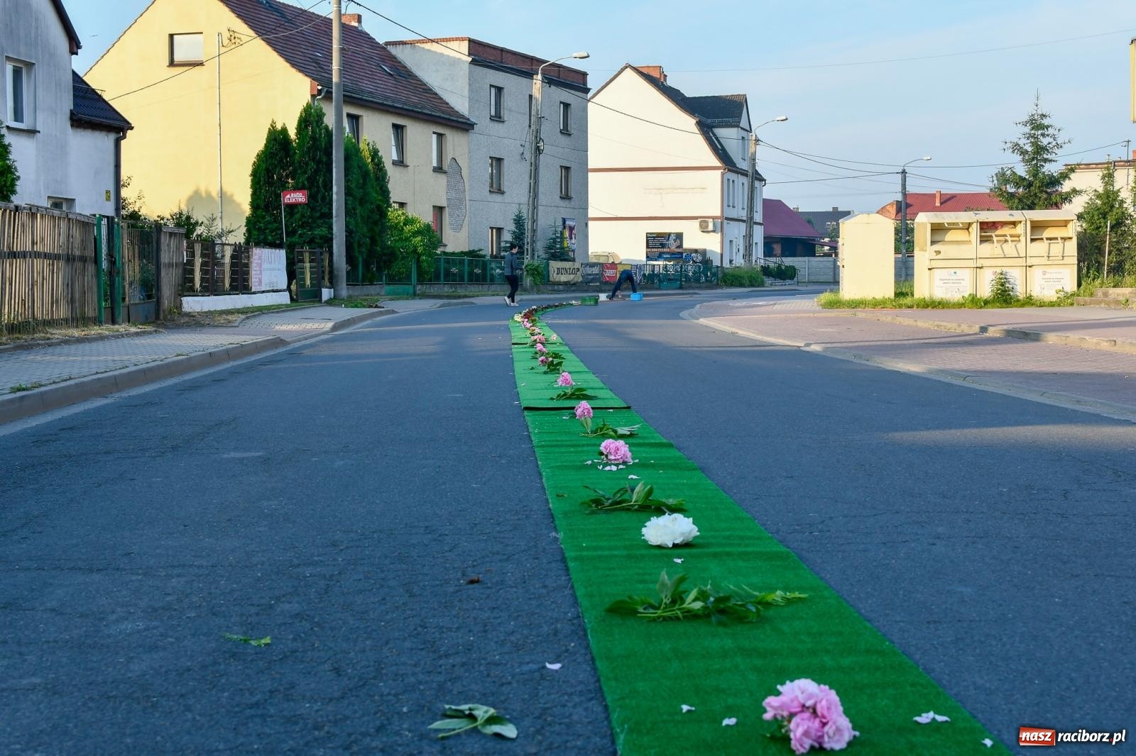 Zdjęcie w galerii na portalu naszraciborz.pl: Śródmieście, Ostróg i Płonia. Wierni od rana stroili ulice [FOTO i WIDEO] wiadomości z regionu