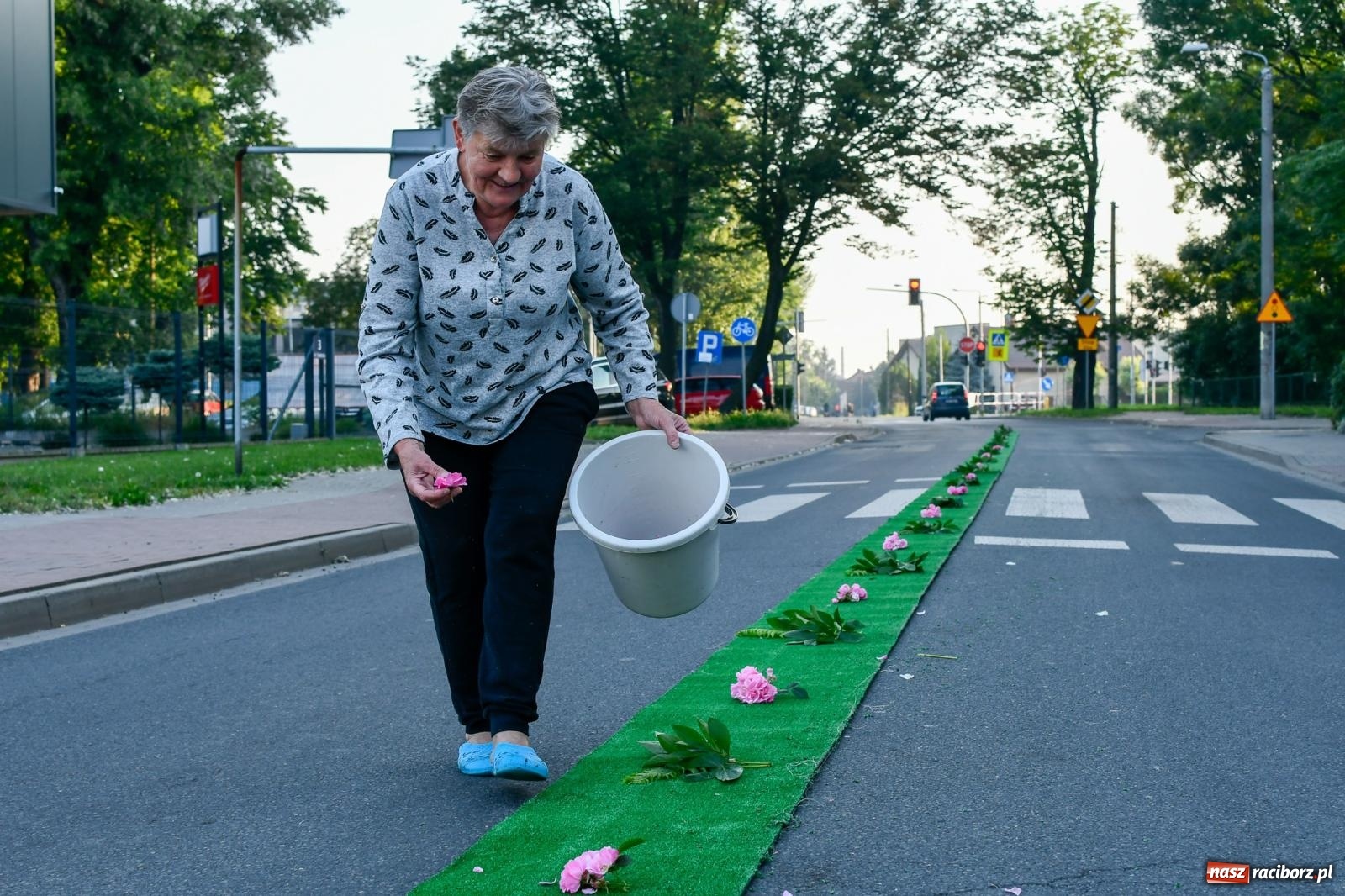 Zdjęcie w galerii na portalu naszraciborz.pl: Śródmieście, Ostróg i Płonia. Wierni od rana stroili ulice [FOTO i WIDEO] wiadomości z regionu