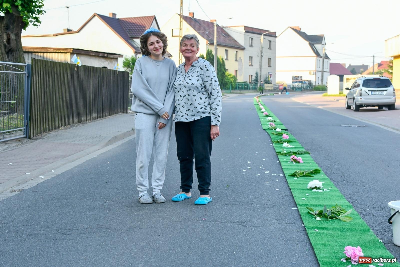 Zdjęcie w galerii na portalu naszraciborz.pl: Śródmieście, Ostróg i Płonia. Wierni od rana stroili ulice [FOTO i WIDEO] wiadomości z regionu