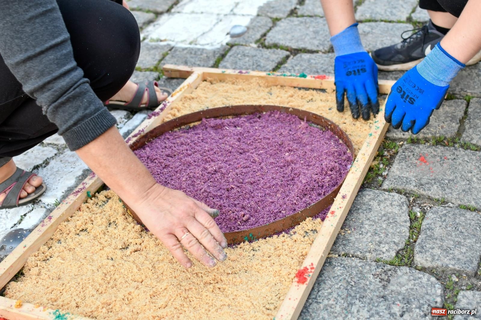 Zdjęcie w galerii na portalu naszraciborz.pl: Śródmieście, Ostróg i Płonia. Wierni od rana stroili ulice [FOTO i WIDEO] wiadomości z regionu