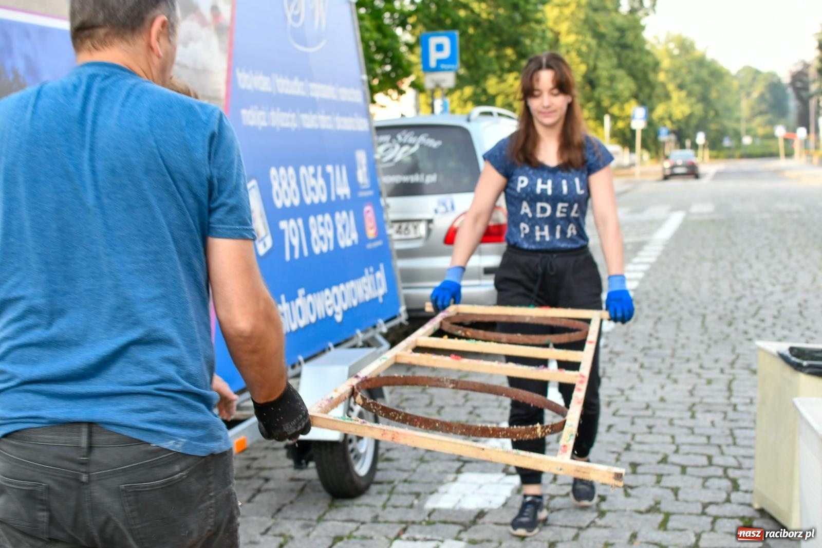 Zdjęcie w galerii na portalu naszraciborz.pl: Śródmieście, Ostróg i Płonia. Wierni od rana stroili ulice [FOTO i WIDEO] wiadomości z regionu