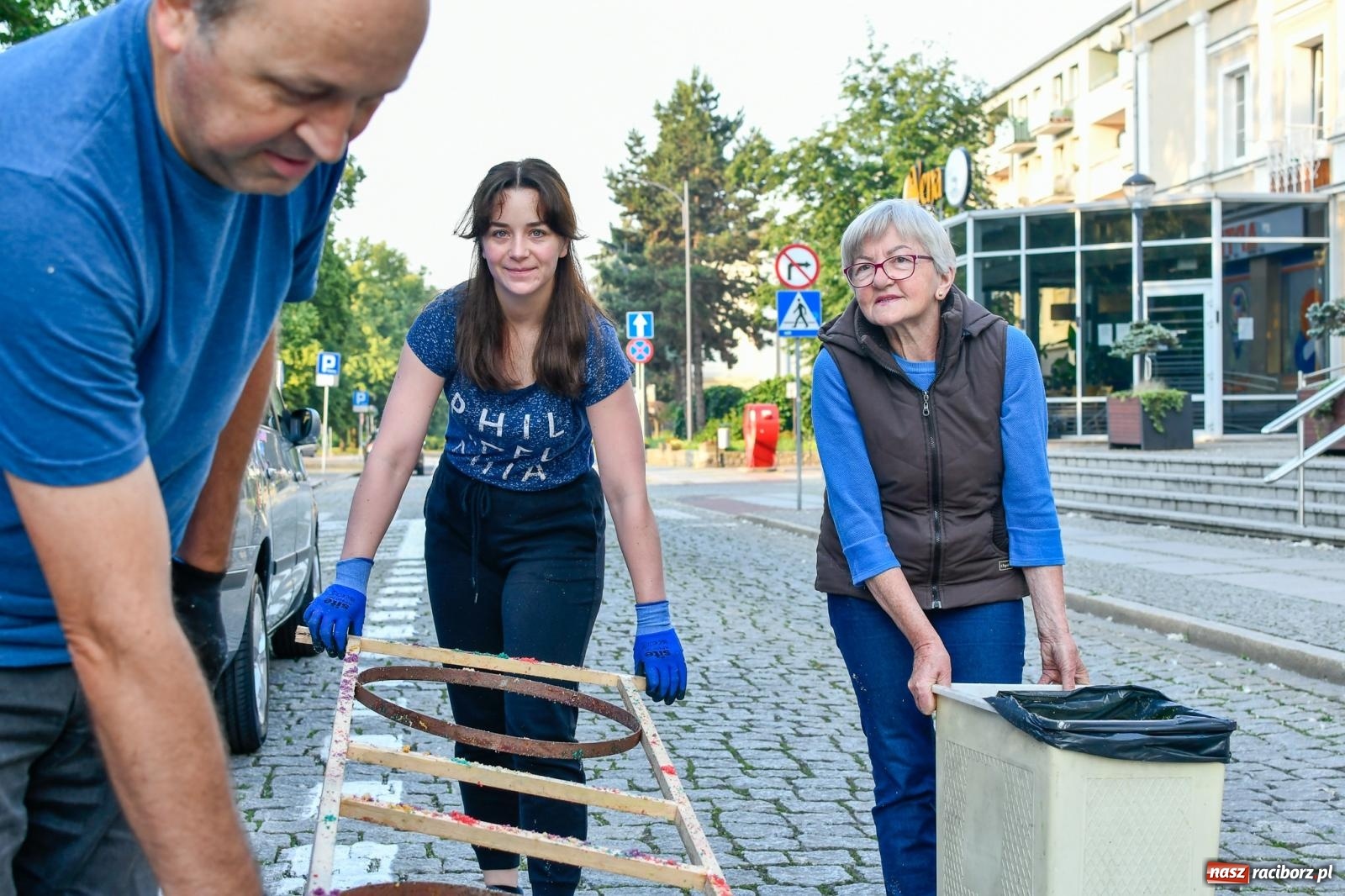 Zdjęcie w galerii na portalu naszraciborz.pl: Śródmieście, Ostróg i Płonia. Wierni od rana stroili ulice [FOTO i WIDEO] wiadomości z regionu