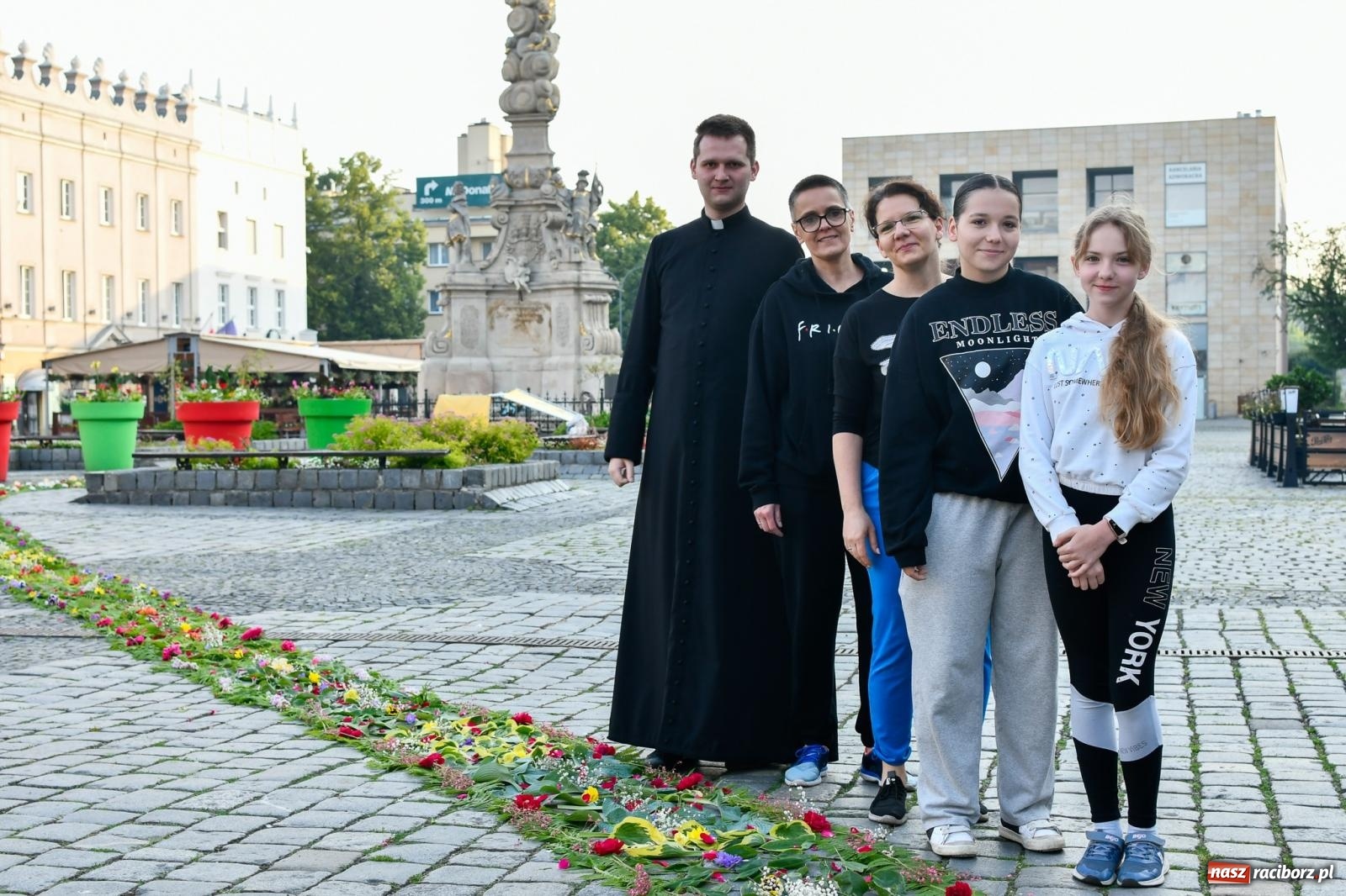 Zdjęcie w galerii na portalu naszraciborz.pl: Śródmieście, Ostróg i Płonia. Wierni od rana stroili ulice [FOTO i WIDEO] wiadomości z regionu