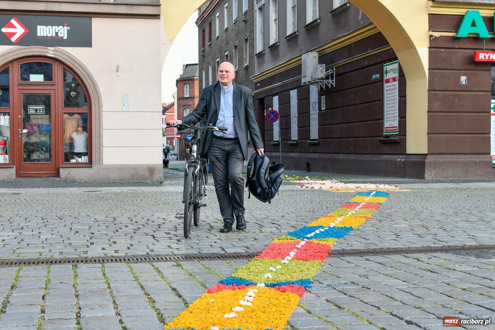 Zdjęcie w galerii na portalu naszraciborz.pl: Śródmieście, Ostróg i Płonia. Wierni od rana stroili ulice [FOTO i WIDEO] wiadomości z regionu