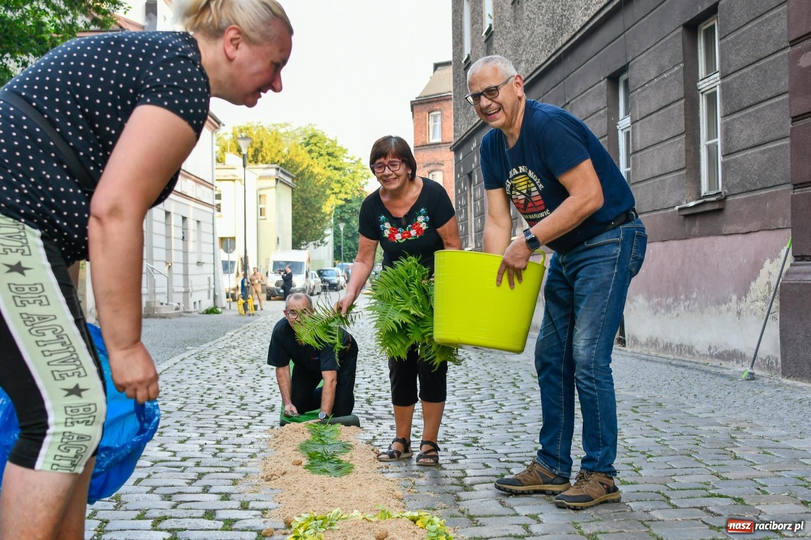 Zdjęcie w galerii na portalu naszraciborz.pl: Śródmieście, Ostróg i Płonia. Wierni od rana stroili ulice [FOTO i WIDEO] wiadomości z regionu