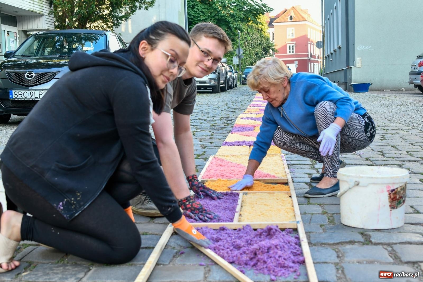 Zdjęcie w galerii na portalu naszraciborz.pl: Śródmieście, Ostróg i Płonia. Wierni od rana stroili ulice [FOTO i WIDEO] wiadomości z regionu