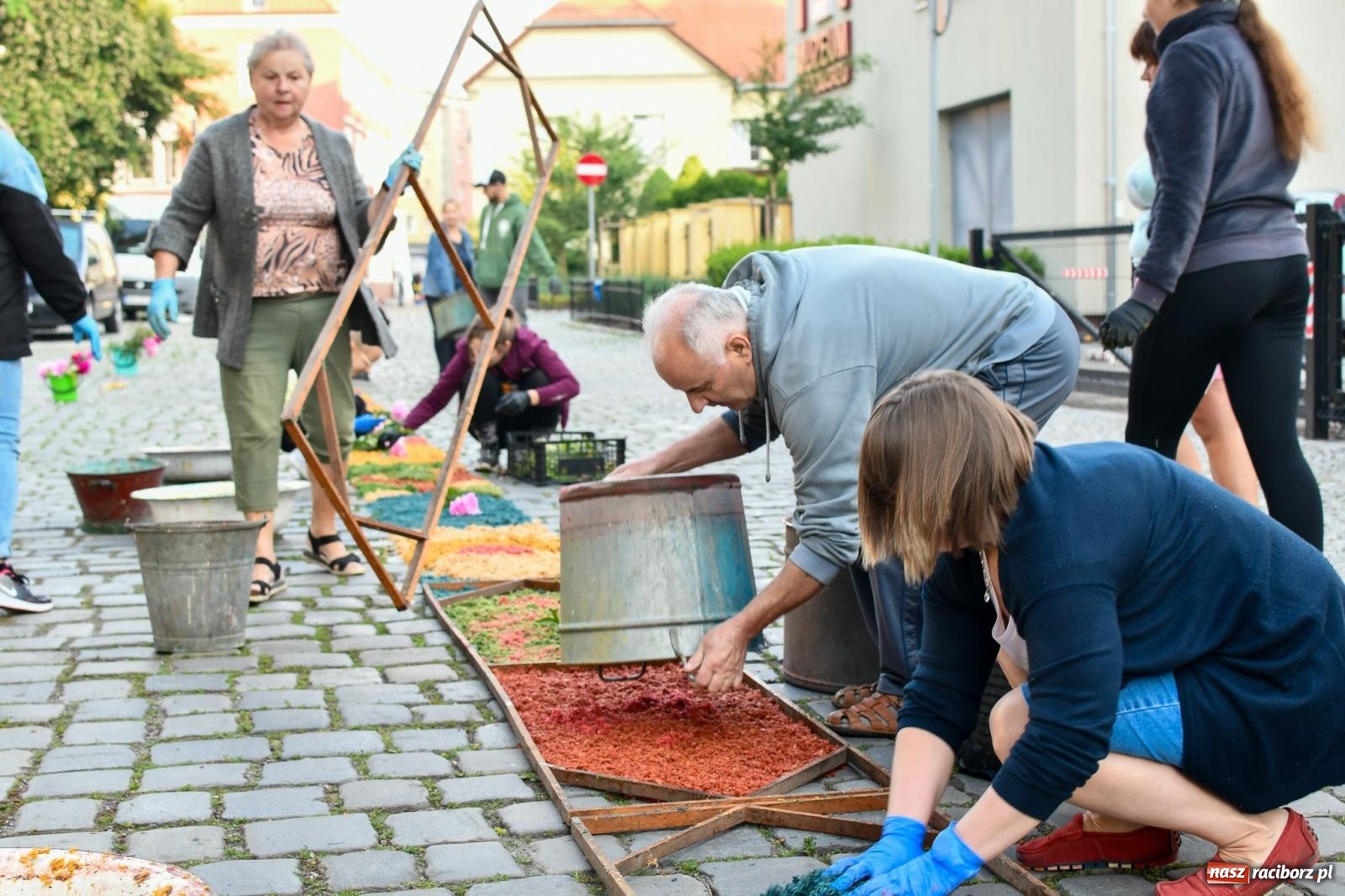 Zdjęcie w galerii na portalu naszraciborz.pl: Śródmieście, Ostróg i Płonia. Wierni od rana stroili ulice [FOTO i WIDEO] wiadomości z regionu