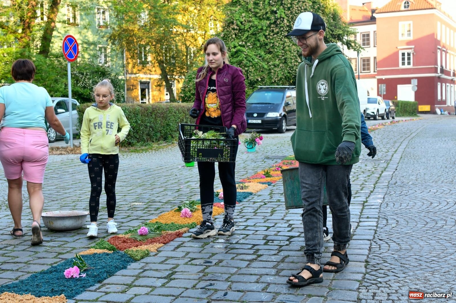 Zdjęcie w galerii na portalu naszraciborz.pl: Śródmieście, Ostróg i Płonia. Wierni od rana stroili ulice [FOTO i WIDEO] wiadomości z regionu