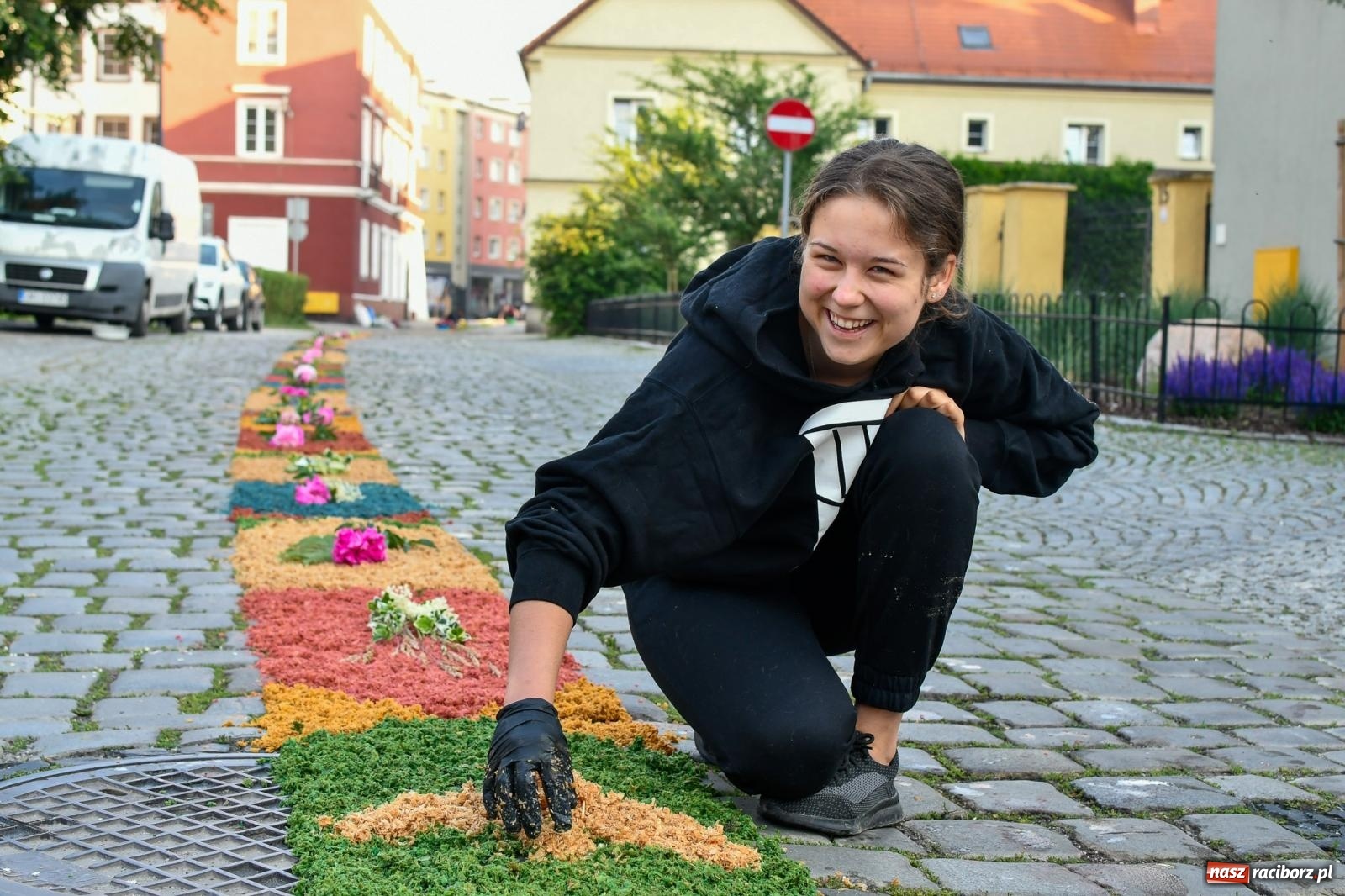 Zdjęcie w galerii na portalu naszraciborz.pl: Śródmieście, Ostróg i Płonia. Wierni od rana stroili ulice [FOTO i WIDEO] wiadomości z regionu