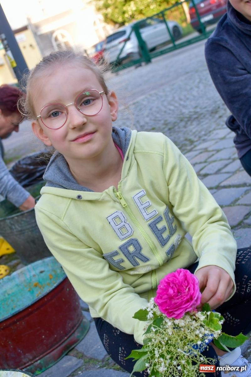 Zdjęcie w galerii na portalu naszraciborz.pl: Śródmieście, Ostróg i Płonia. Wierni od rana stroili ulice [FOTO i WIDEO] wiadomości z regionu