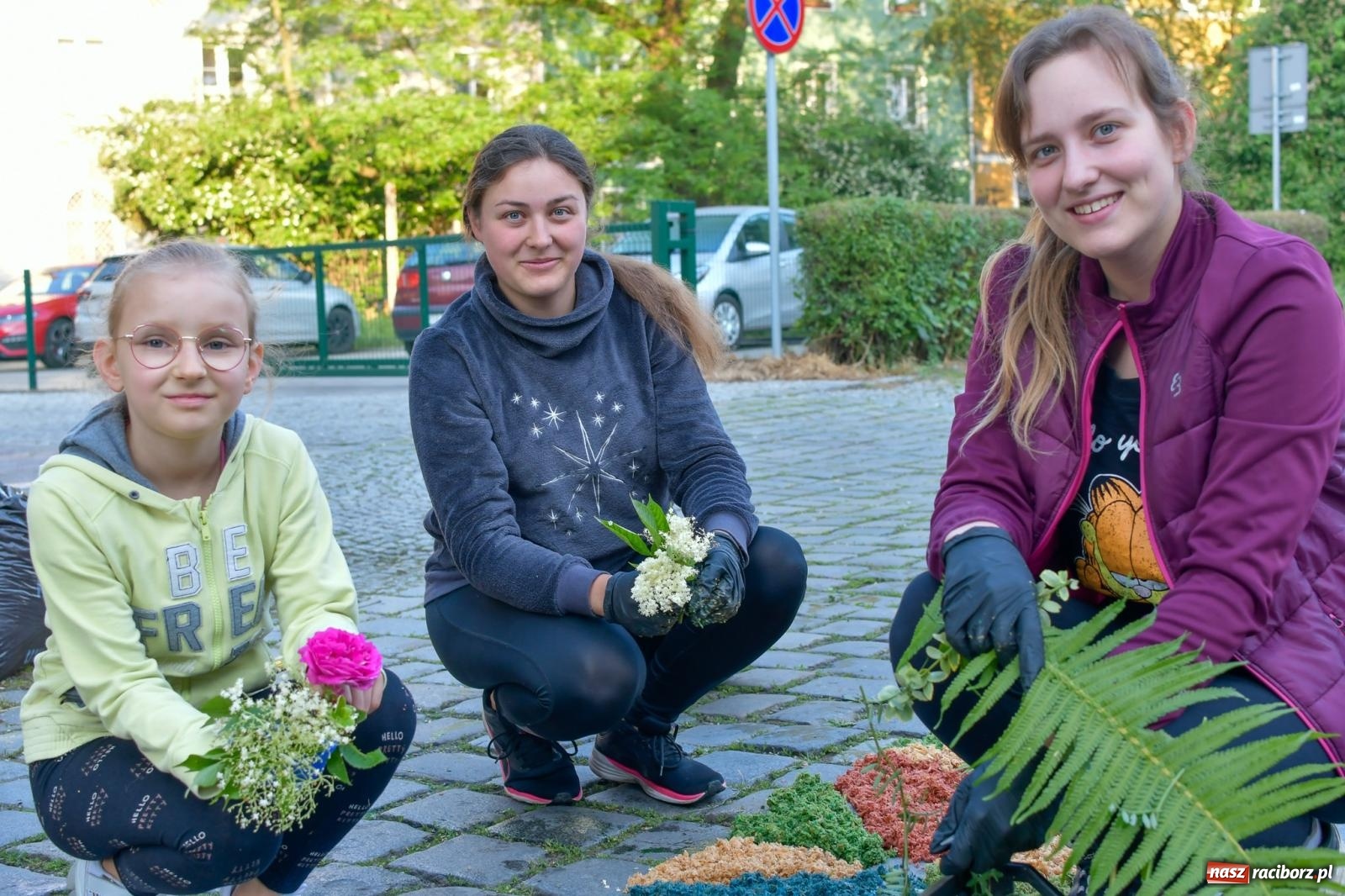 Zdjęcie w galerii na portalu naszraciborz.pl: Śródmieście, Ostróg i Płonia. Wierni od rana stroili ulice [FOTO i WIDEO] wiadomości z regionu