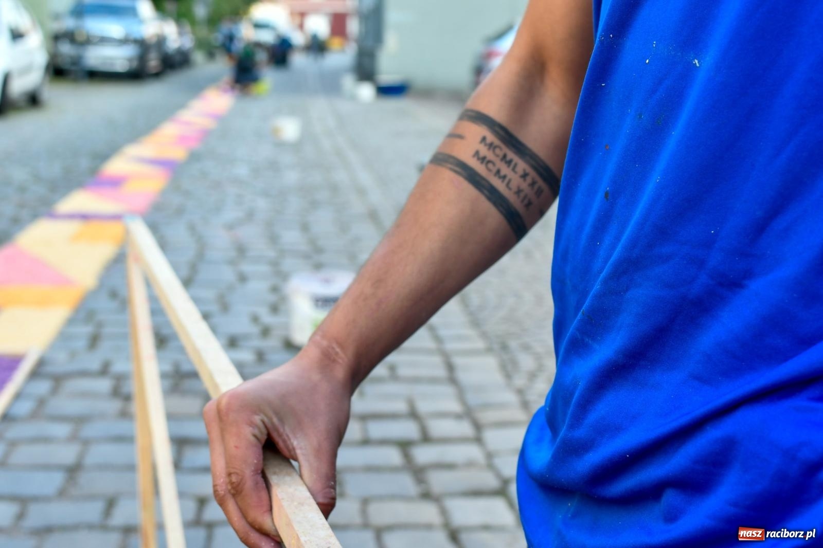 Zdjęcie w galerii na portalu naszraciborz.pl: Śródmieście, Ostróg i Płonia. Wierni od rana stroili ulice [FOTO i WIDEO] wiadomości z regionu