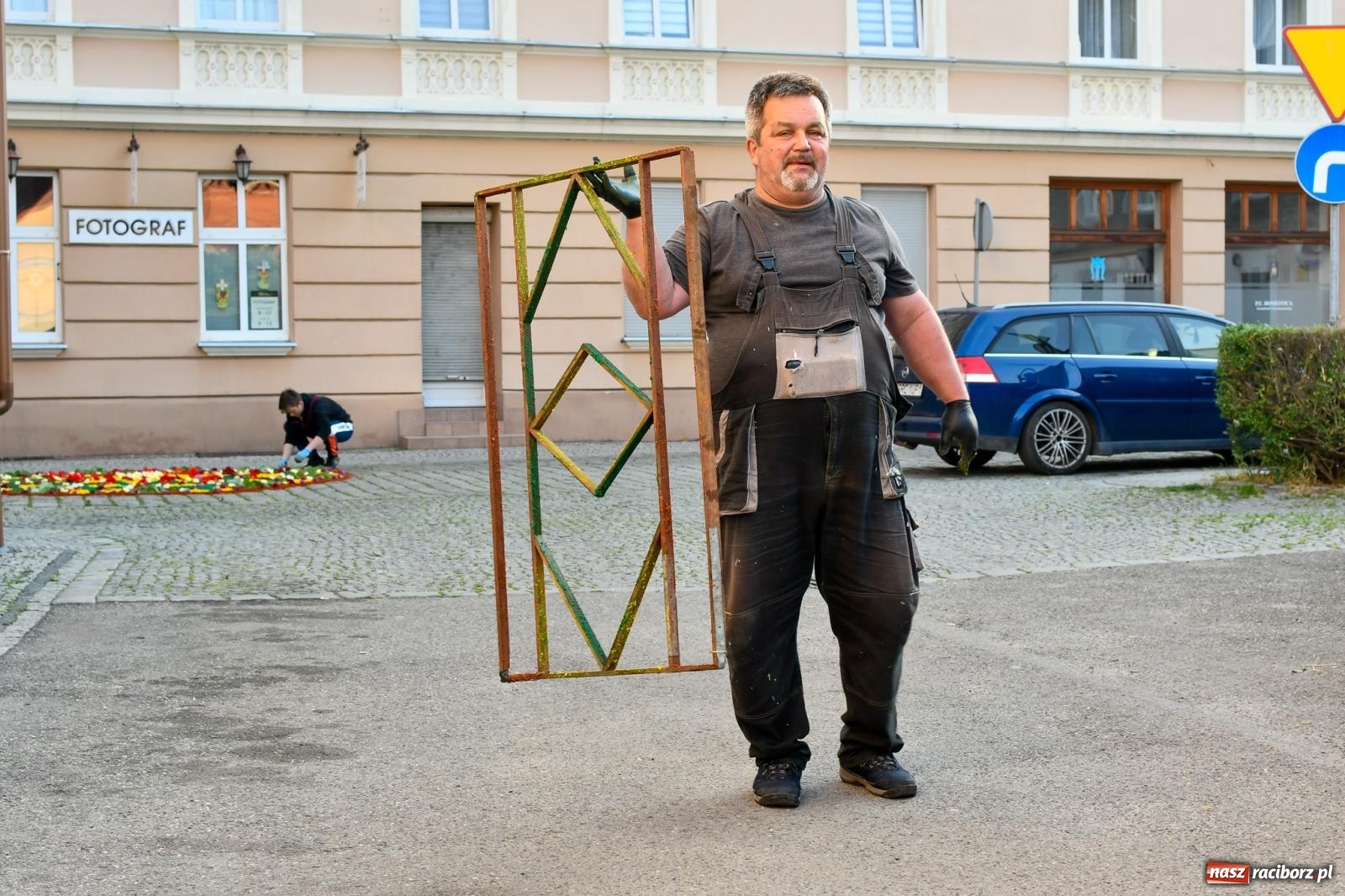 Zdjęcie w galerii na portalu naszraciborz.pl: Śródmieście, Ostróg i Płonia. Wierni od rana stroili ulice [FOTO i WIDEO] wiadomości z regionu