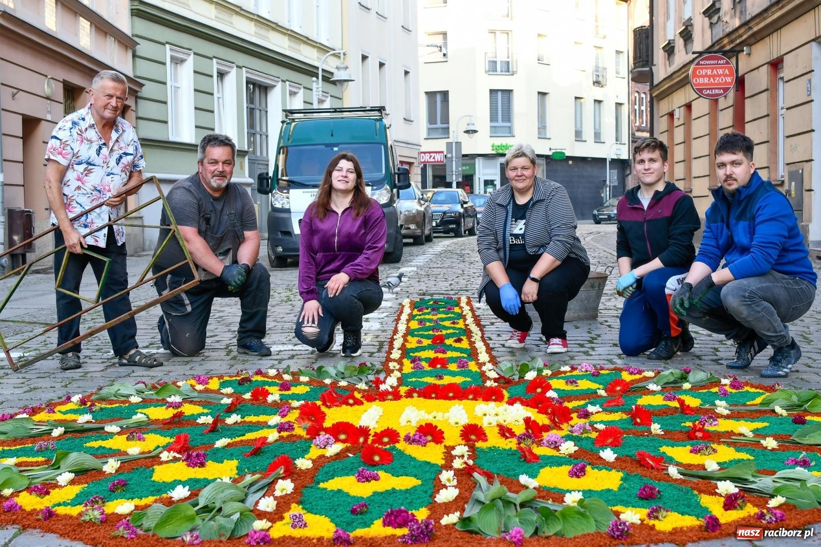 Zdjęcie w galerii na portalu naszraciborz.pl: Śródmieście, Ostróg i Płonia. Wierni od rana stroili ulice [FOTO i WIDEO] wiadomości z regionu