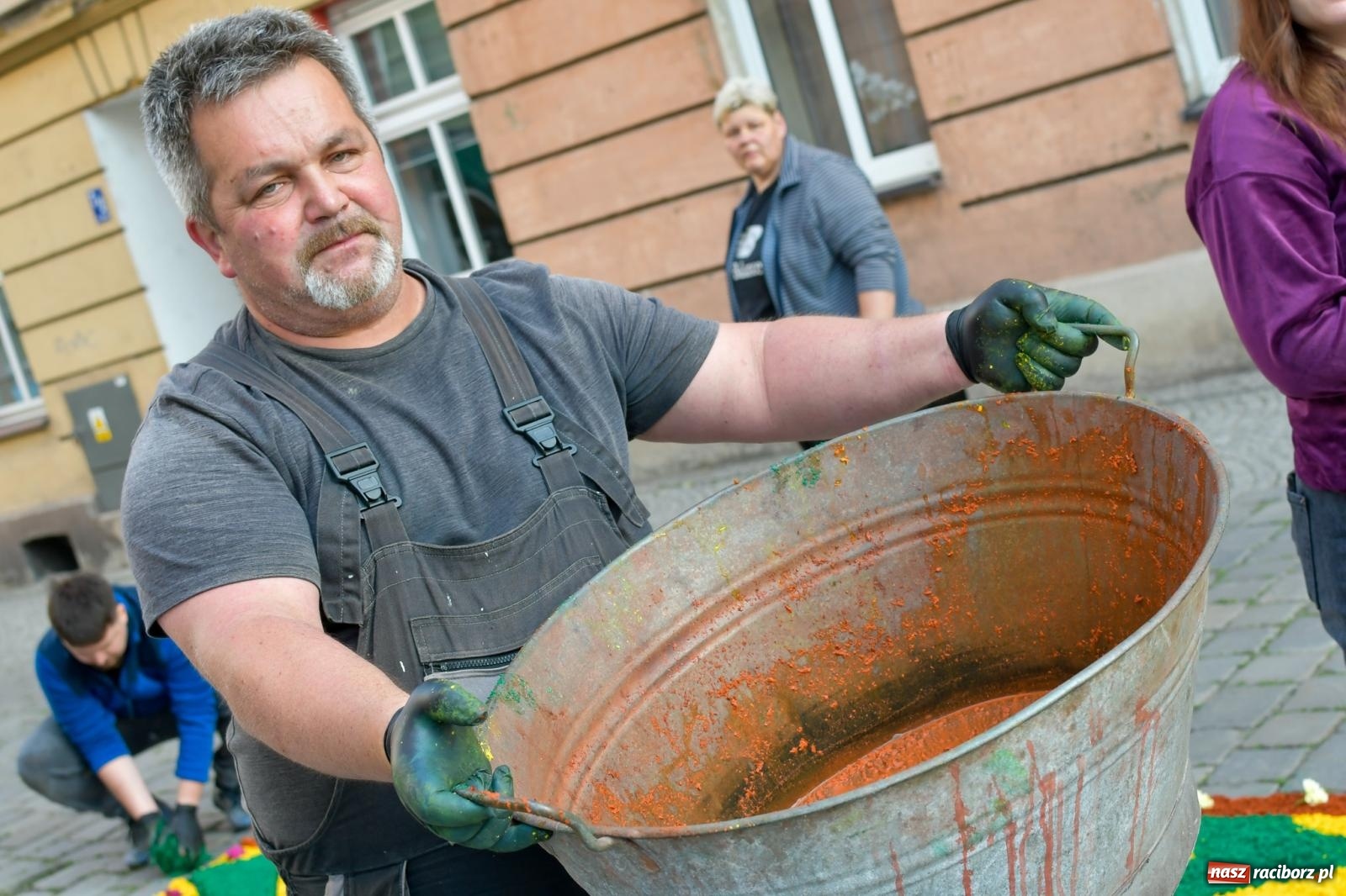 Zdjęcie w galerii na portalu naszraciborz.pl: Śródmieście, Ostróg i Płonia. Wierni od rana stroili ulice [FOTO i WIDEO] wiadomości z regionu
