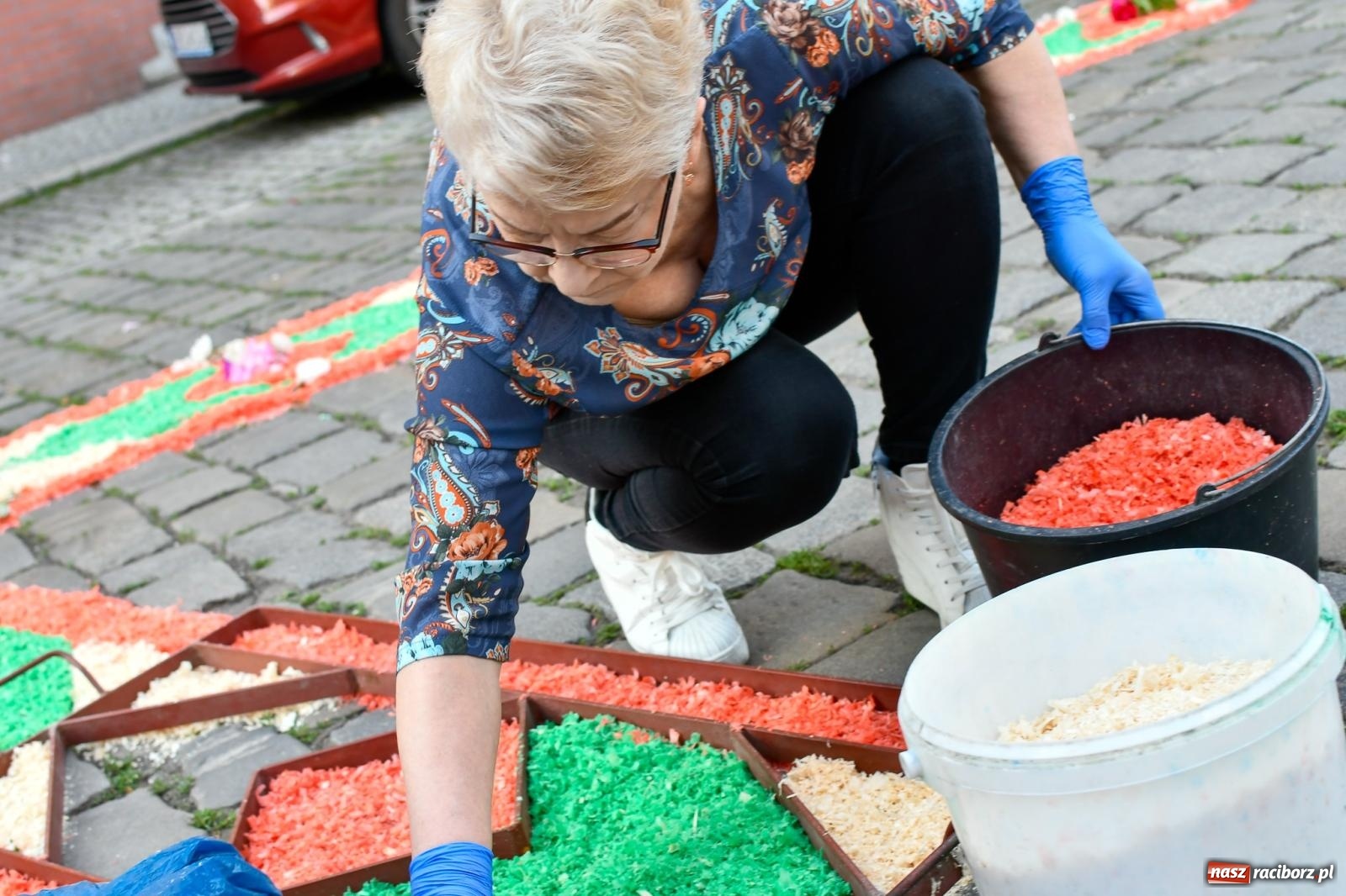 Zdjęcie w galerii na portalu naszraciborz.pl: Śródmieście, Ostróg i Płonia. Wierni od rana stroili ulice [FOTO i WIDEO] wiadomości z regionu
