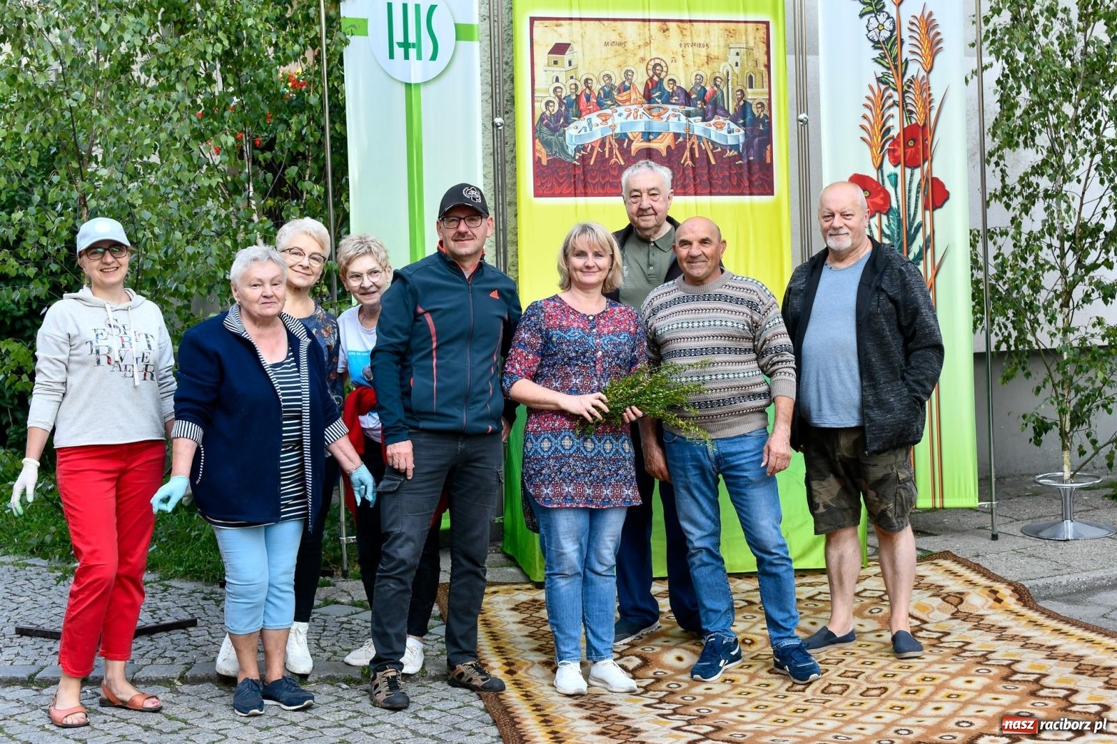 Zdjęcie w galerii na portalu naszraciborz.pl: Śródmieście, Ostróg i Płonia. Wierni od rana stroili ulice [FOTO i WIDEO] wiadomości z regionu