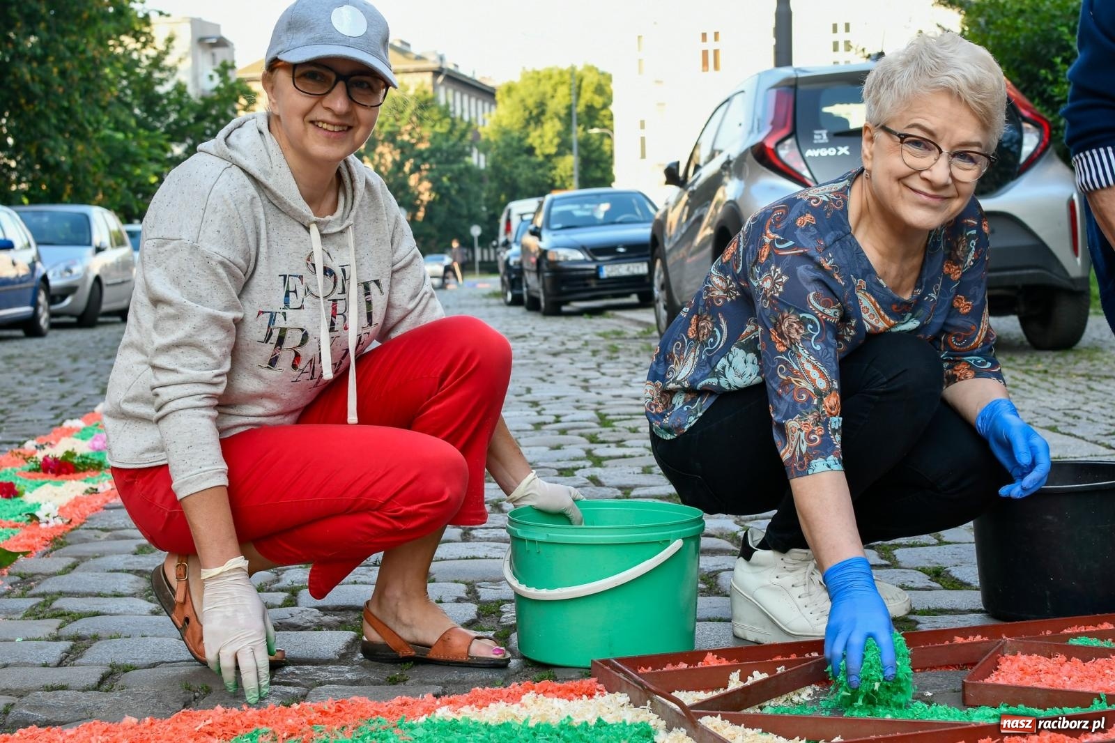 Zdjęcie w galerii na portalu naszraciborz.pl: Śródmieście, Ostróg i Płonia. Wierni od rana stroili ulice [FOTO i WIDEO] wiadomości z regionu