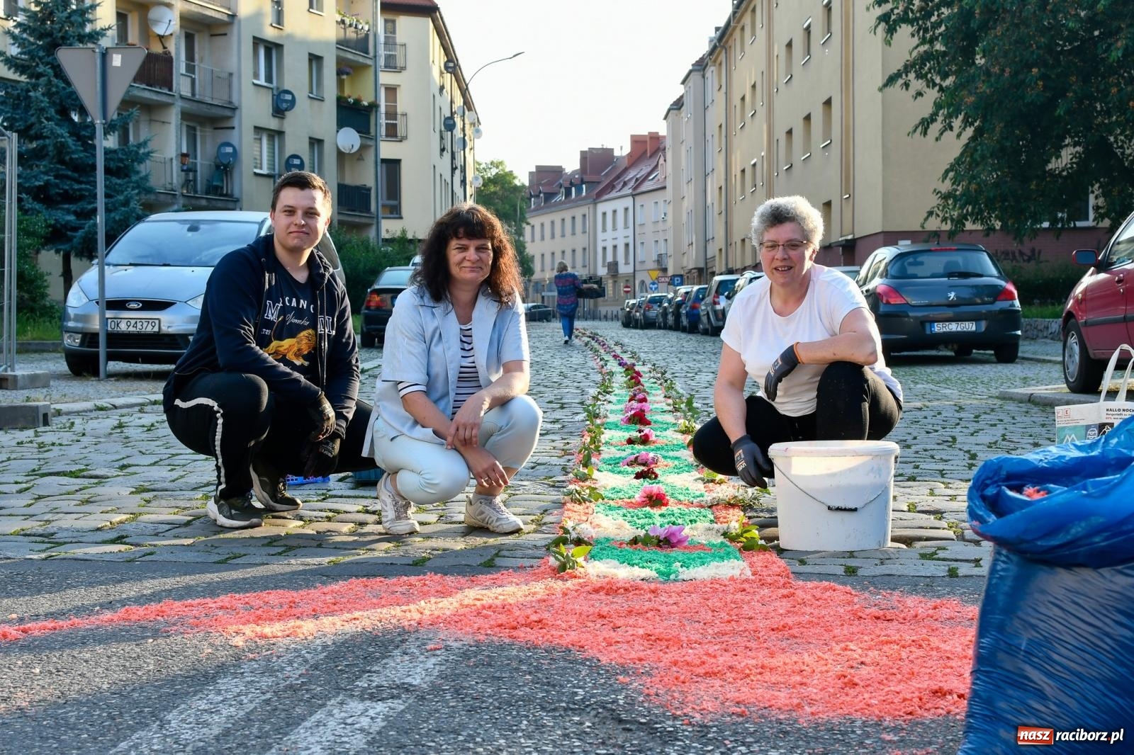Zdjęcie w galerii na portalu naszraciborz.pl: Śródmieście, Ostróg i Płonia. Wierni od rana stroili ulice [FOTO i WIDEO] wiadomości z regionu