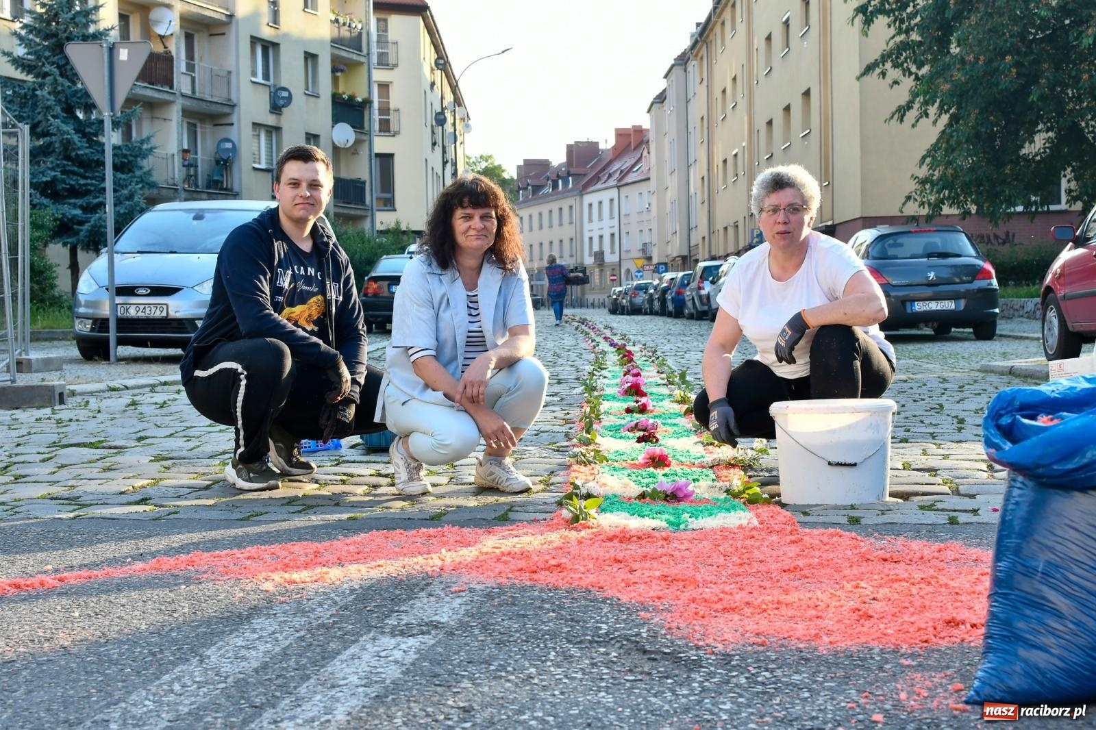 Zdjęcie w galerii na portalu naszraciborz.pl: Śródmieście, Ostróg i Płonia. Wierni od rana stroili ulice [FOTO i WIDEO] wiadomości z regionu