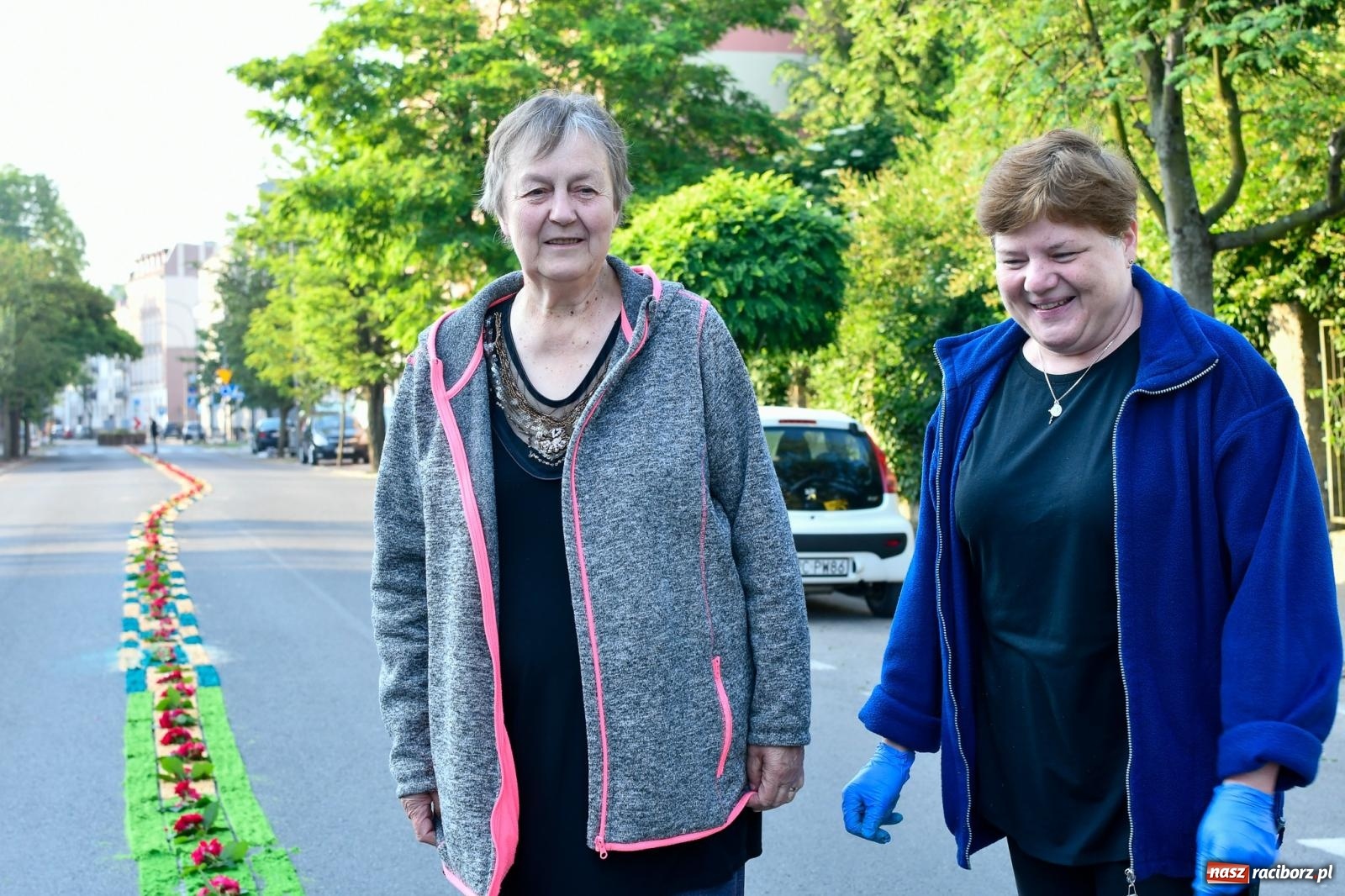 Zdjęcie w galerii na portalu naszraciborz.pl: Śródmieście, Ostróg i Płonia. Wierni od rana stroili ulice [FOTO i WIDEO] wiadomości z regionu