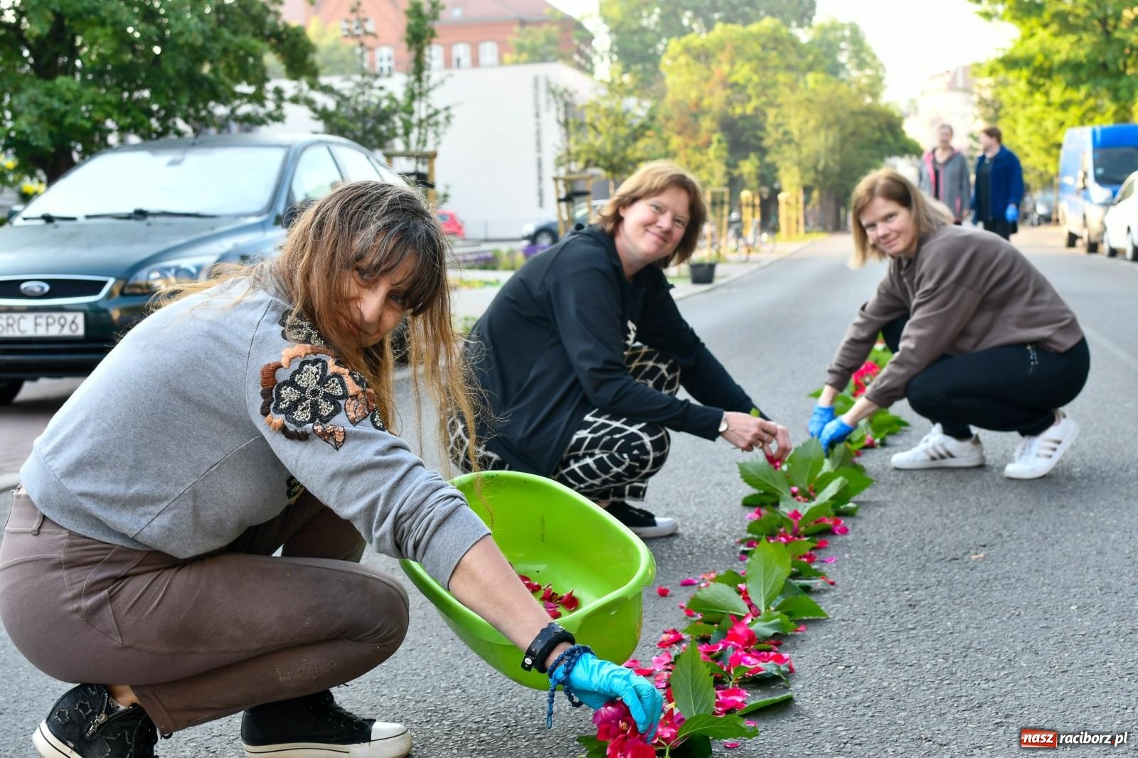 Zdjęcie w galerii na portalu naszraciborz.pl: Śródmieście, Ostróg i Płonia. Wierni od rana stroili ulice [FOTO i WIDEO] wiadomości z regionu