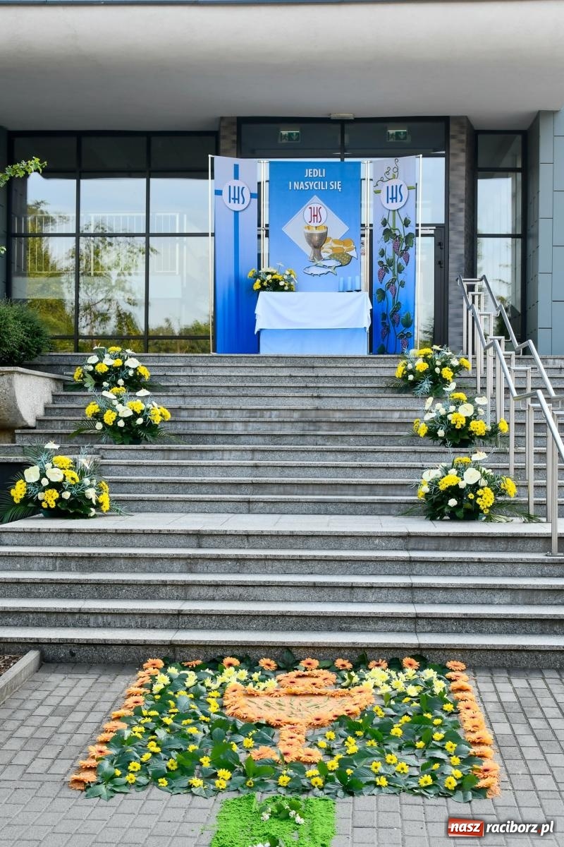 Zdjęcie w galerii na portalu naszraciborz.pl: Śródmieście, Ostróg i Płonia. Wierni od rana stroili ulice [FOTO i WIDEO] wiadomości z regionu