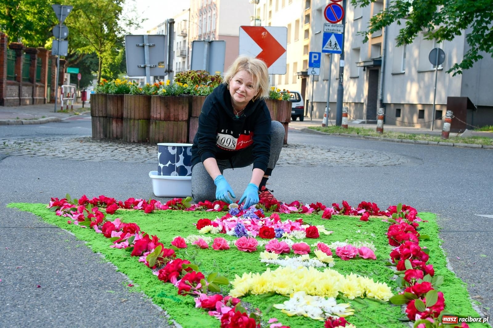 Zdjęcie w galerii na portalu naszraciborz.pl: Śródmieście, Ostróg i Płonia. Wierni od rana stroili ulice [FOTO i WIDEO] wiadomości z regionu