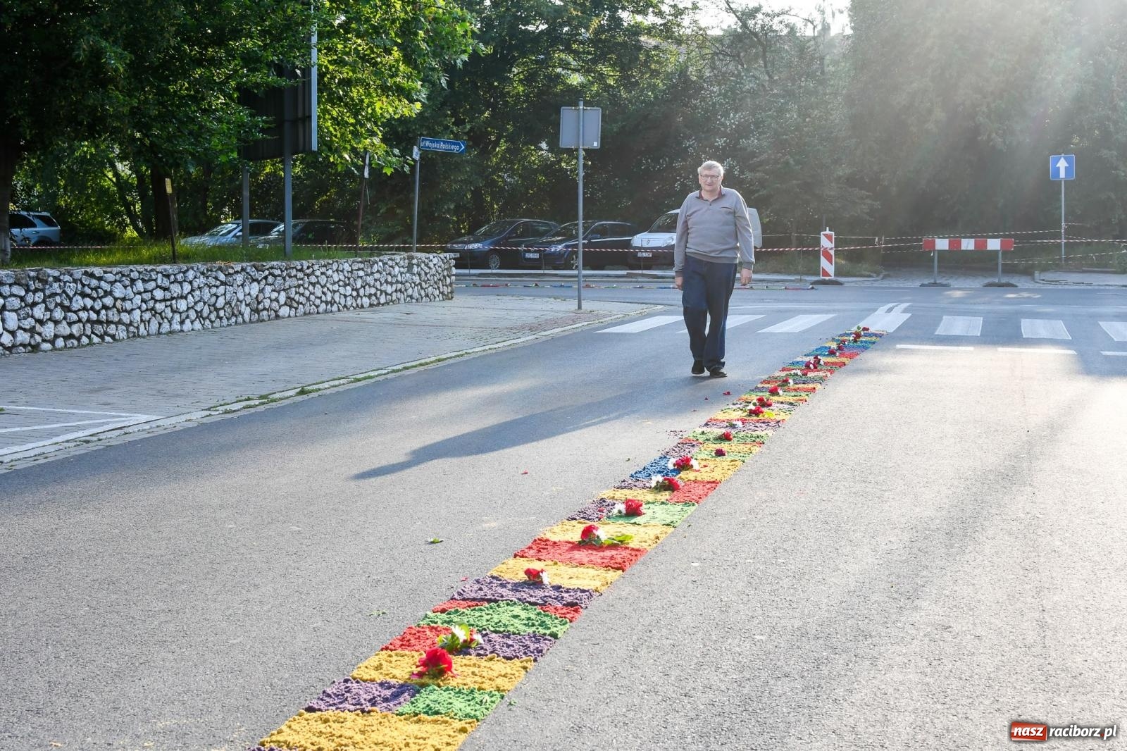 Zdjęcie w galerii na portalu naszraciborz.pl: Śródmieście, Ostróg i Płonia. Wierni od rana stroili ulice [FOTO i WIDEO] wiadomości z regionu