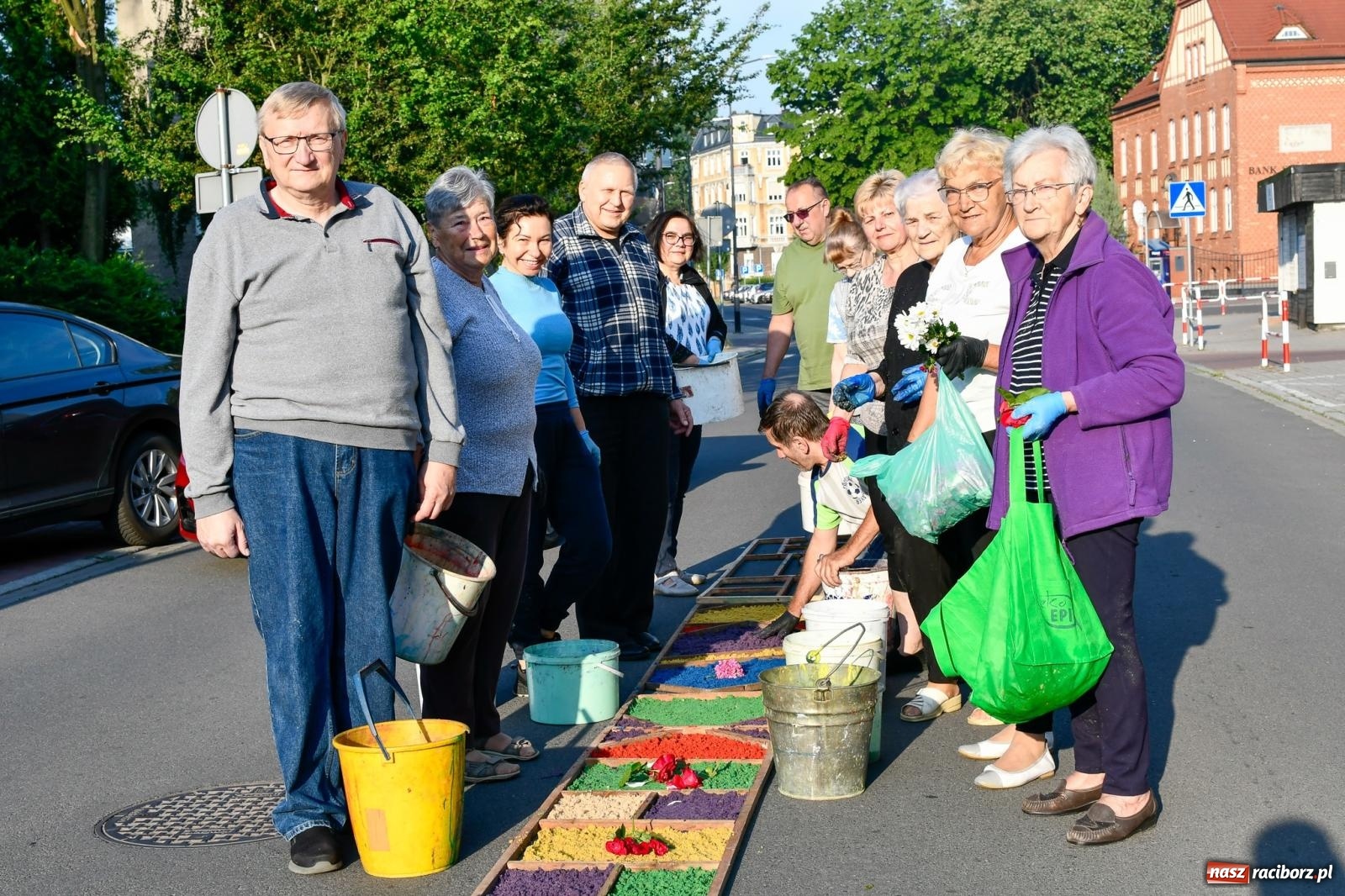 Zdjęcie w galerii na portalu naszraciborz.pl: Śródmieście, Ostróg i Płonia. Wierni od rana stroili ulice [FOTO i WIDEO] wiadomości z regionu