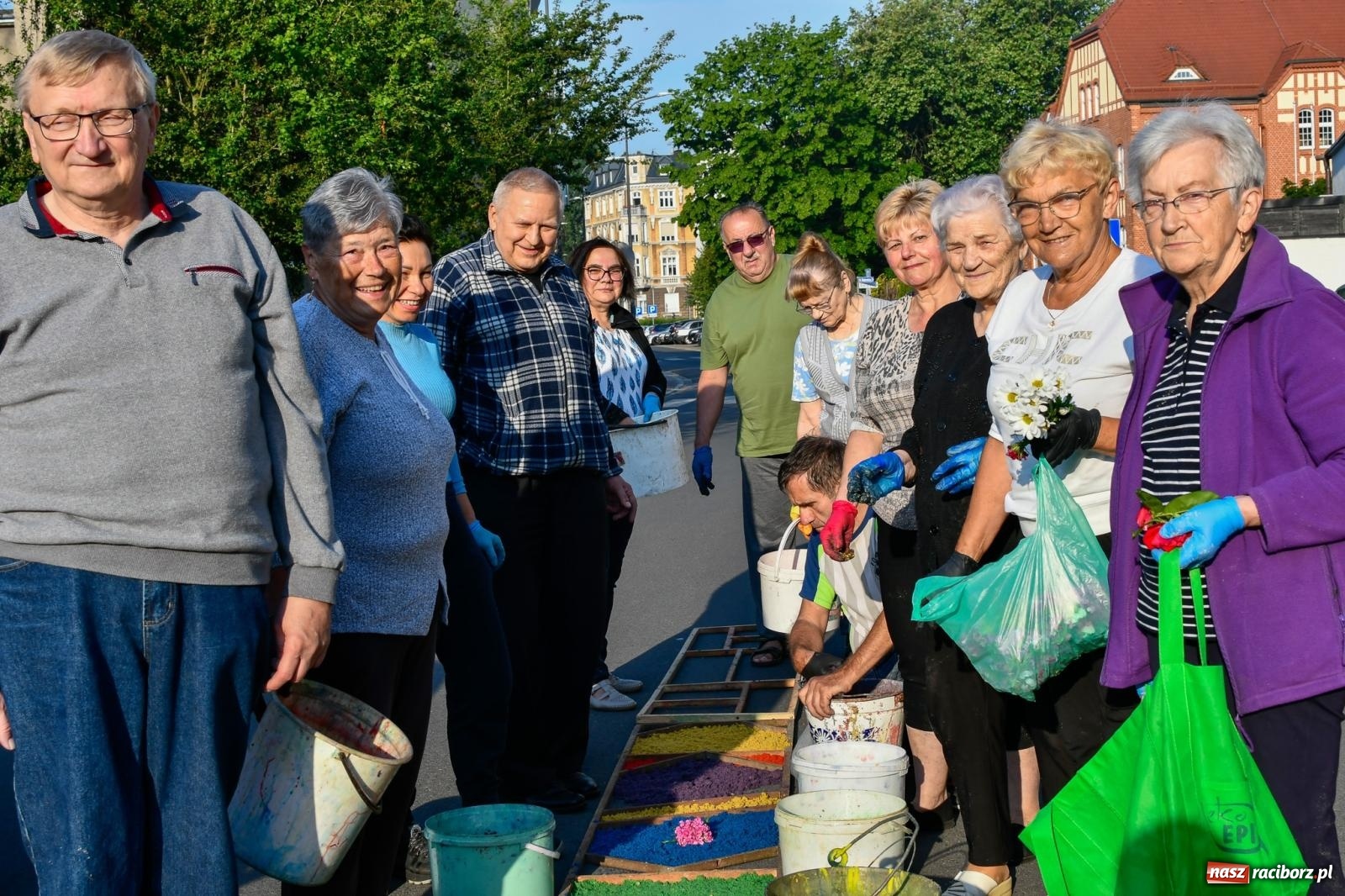 Zdjęcie w galerii na portalu naszraciborz.pl: Śródmieście, Ostróg i Płonia. Wierni od rana stroili ulice [FOTO i WIDEO] wiadomości z regionu