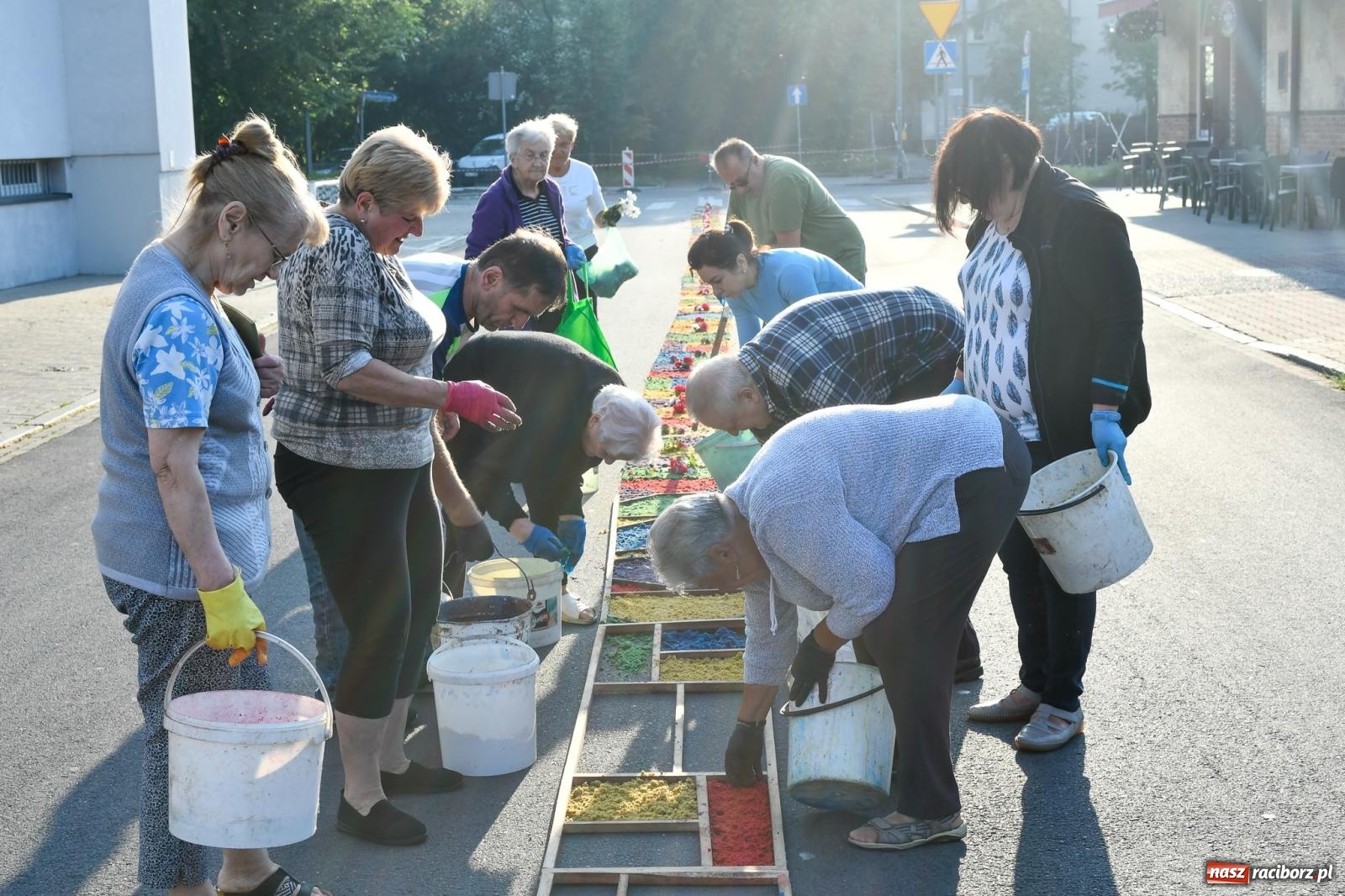 Zdjęcie w galerii na portalu naszraciborz.pl: Śródmieście, Ostróg i Płonia. Wierni od rana stroili ulice [FOTO i WIDEO] wiadomości z regionu