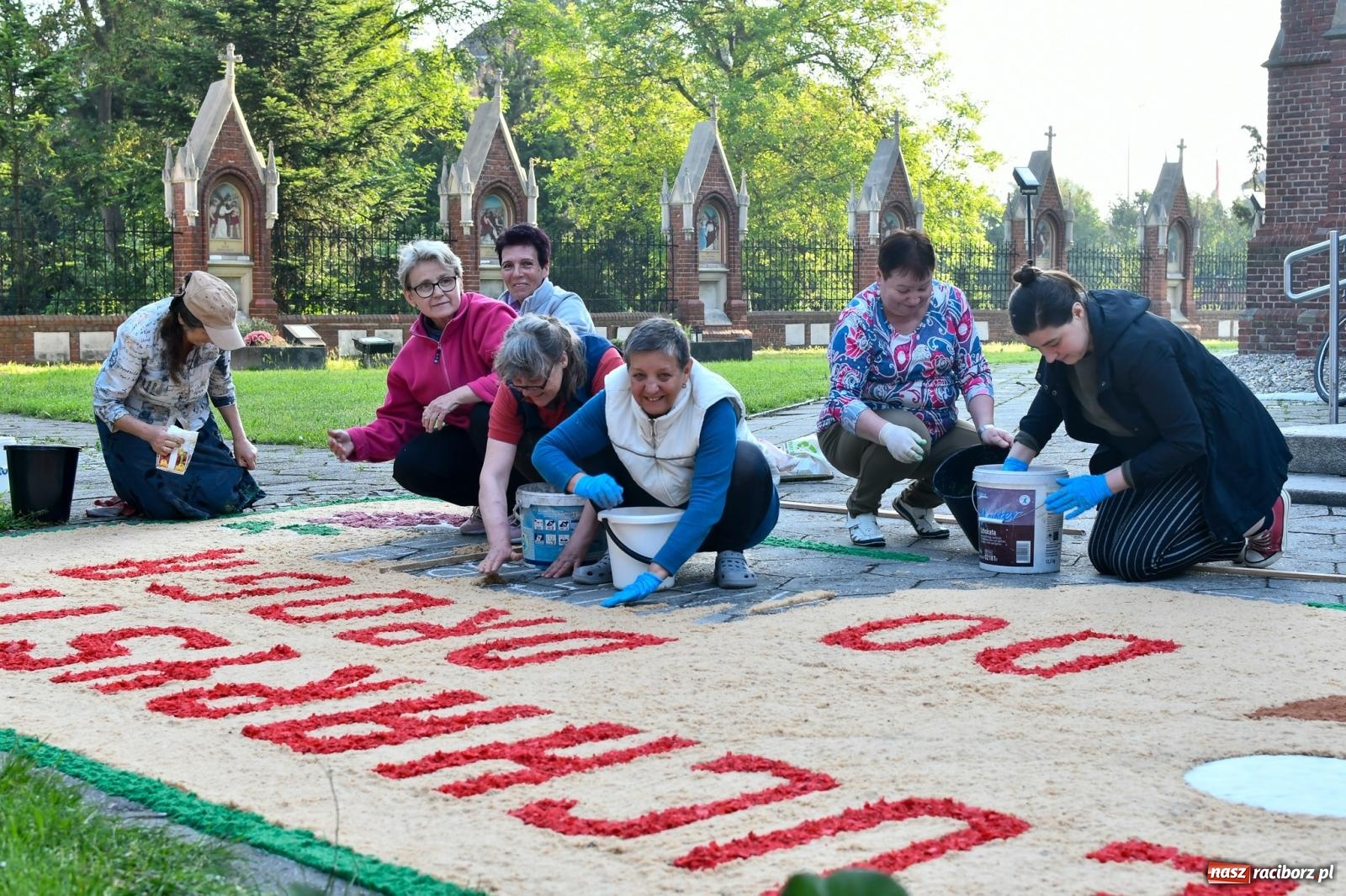 Zdjęcie w galerii na portalu naszraciborz.pl: Śródmieście, Ostróg i Płonia. Wierni od rana stroili ulice [FOTO i WIDEO] wiadomości z regionu