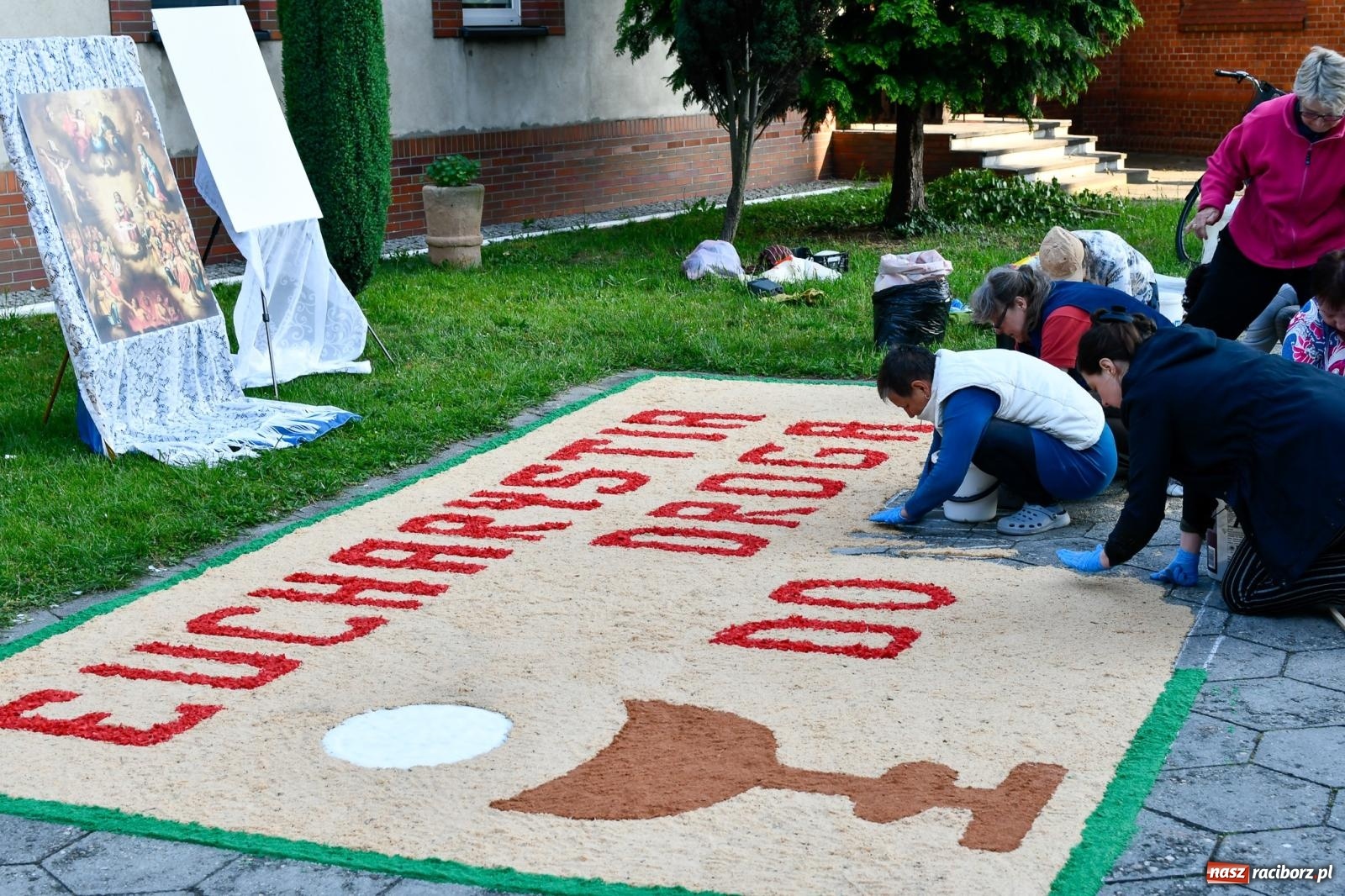 Zdjęcie w galerii na portalu naszraciborz.pl: Śródmieście, Ostróg i Płonia. Wierni od rana stroili ulice [FOTO i WIDEO] wiadomości z regionu