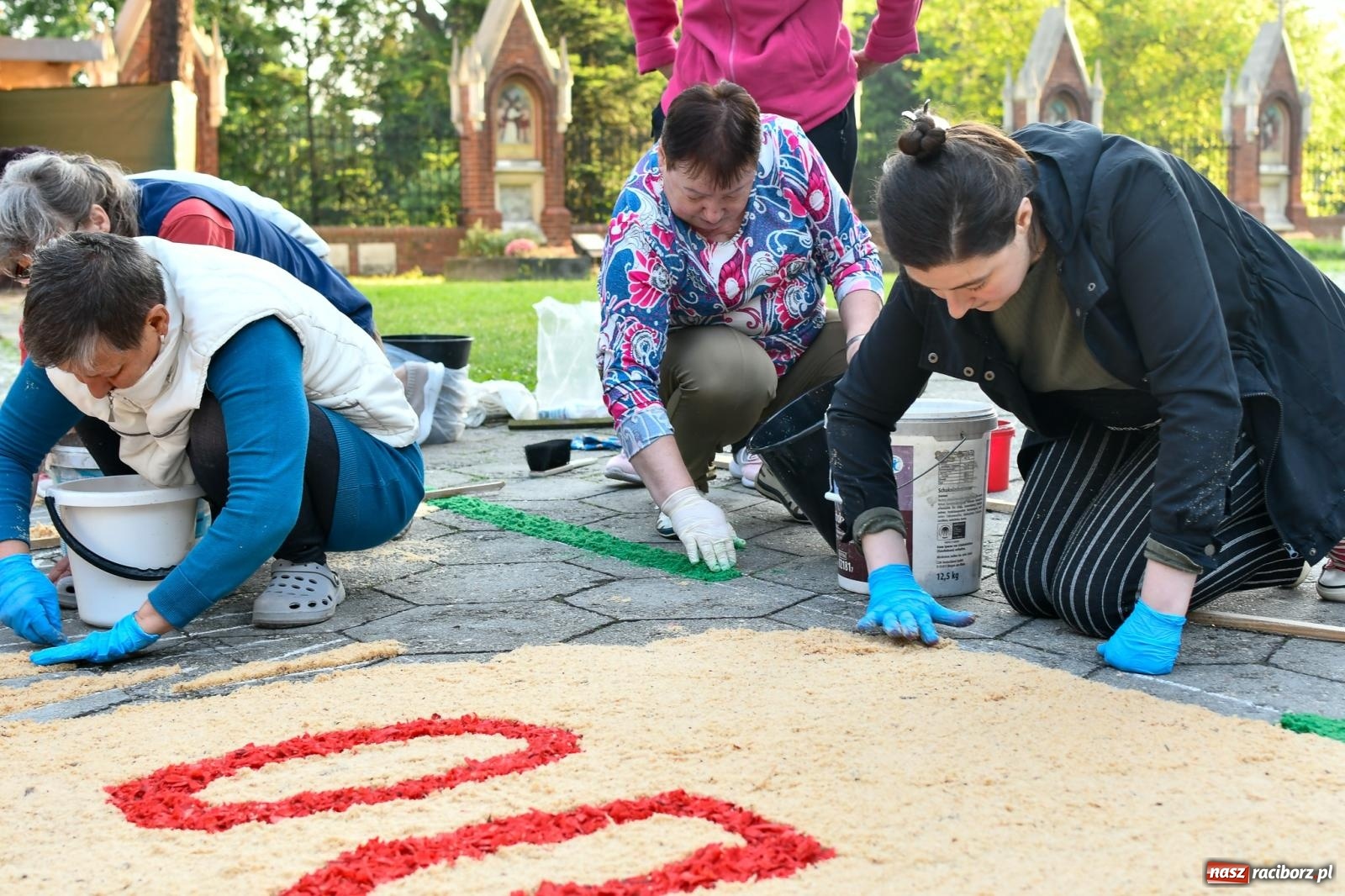 Zdjęcie w galerii na portalu naszraciborz.pl: Śródmieście, Ostróg i Płonia. Wierni od rana stroili ulice [FOTO i WIDEO] wiadomości z regionu